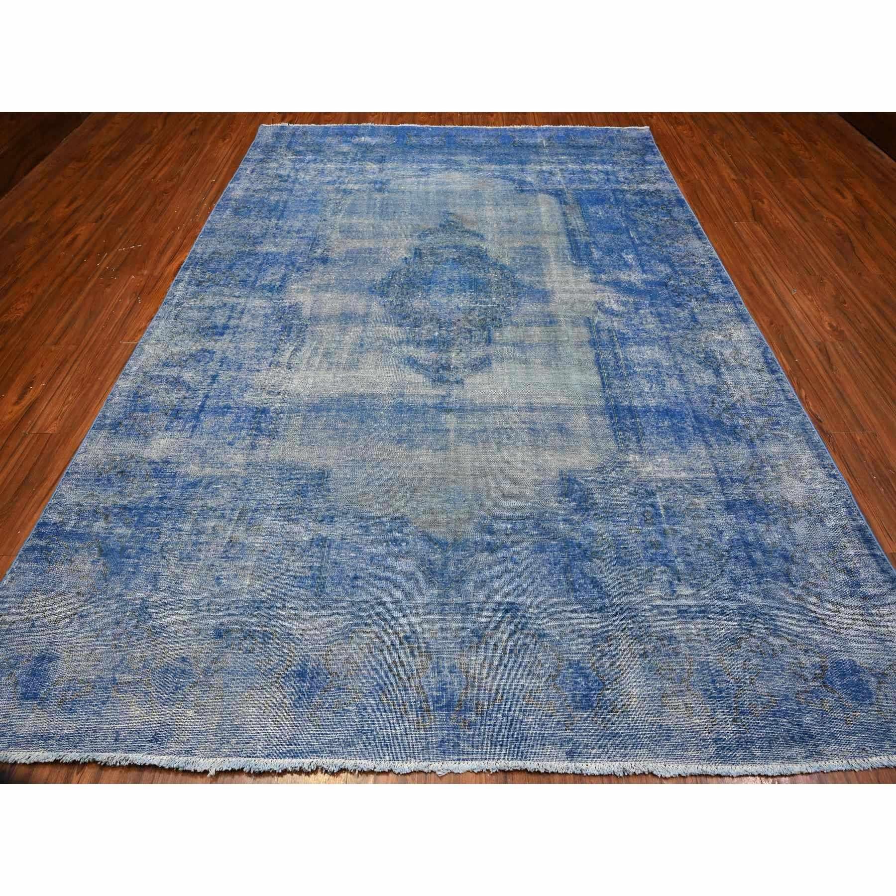 Dies ist eine wirklich echte one-of-a-kind Vintage Zoroastrian Karman mit Open Field Design, handgeknüpft, reine Wolle, Orientteppich. Es wurde monatelang von erfahrenen Kunsthandwerkern in jahrhundertealten Webtechniken geknüpft.
Primäre