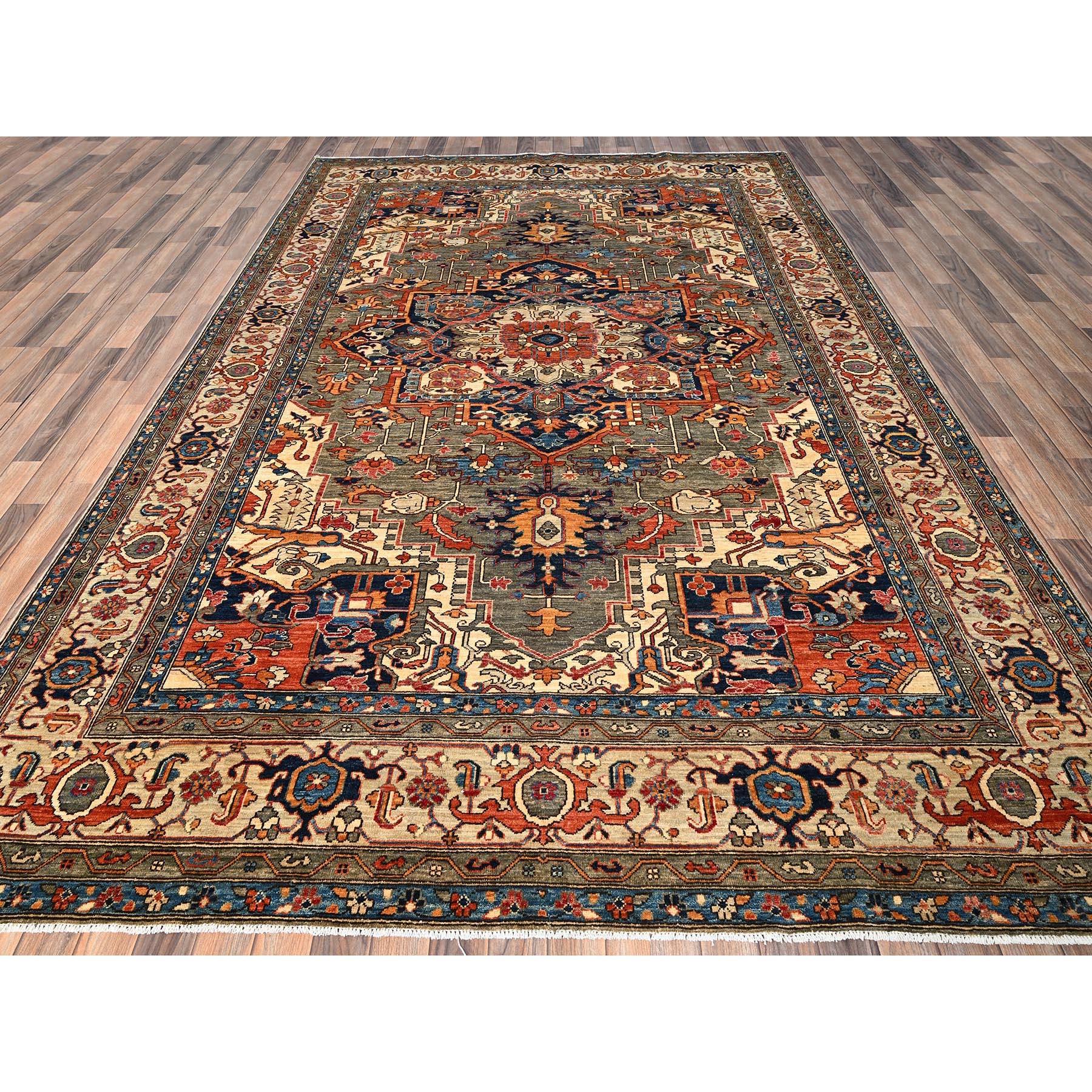 Verde spray, Serapi Heriz con grande disegno a medaglione, annodato a mano, grado Aryana, tinture vegetali, pelo morbido, lana di alta montagna, tessuto fitto, Tappeto orientale
Materiali primari: Lana
Lattice: No Pile 
altezza: 0,25 pollici
Stile: