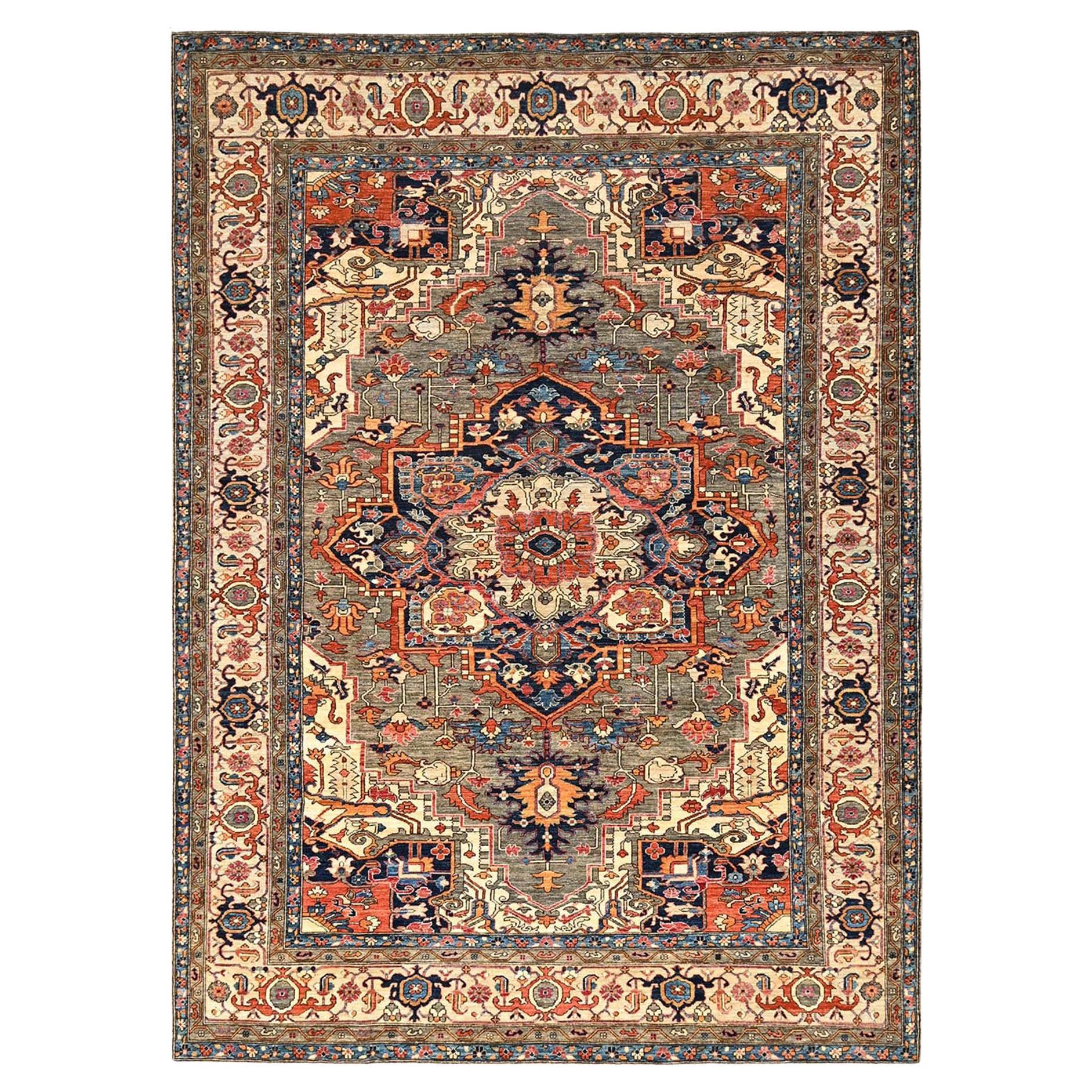 8
1 "x11
9" Spray Green Serapi Heriz with Medallion Design Tappeto in lana annodato a mano in vendita