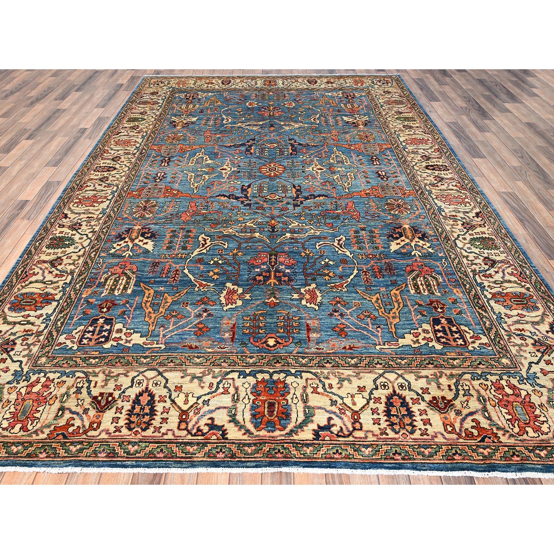 Imperial Blue, Aryana Collection, Bijar Garus Design, Pflanzenfarben, weicher Flor, Hochgebirgswolle, handgeknüpft, dicht gewebt, Orientteppich
Primäre MATERIALIEN: Wolle
Latex: Kein Flor 
Höhe: 0,25 Zoll
Stil: Traditionell
Grundfarbe: