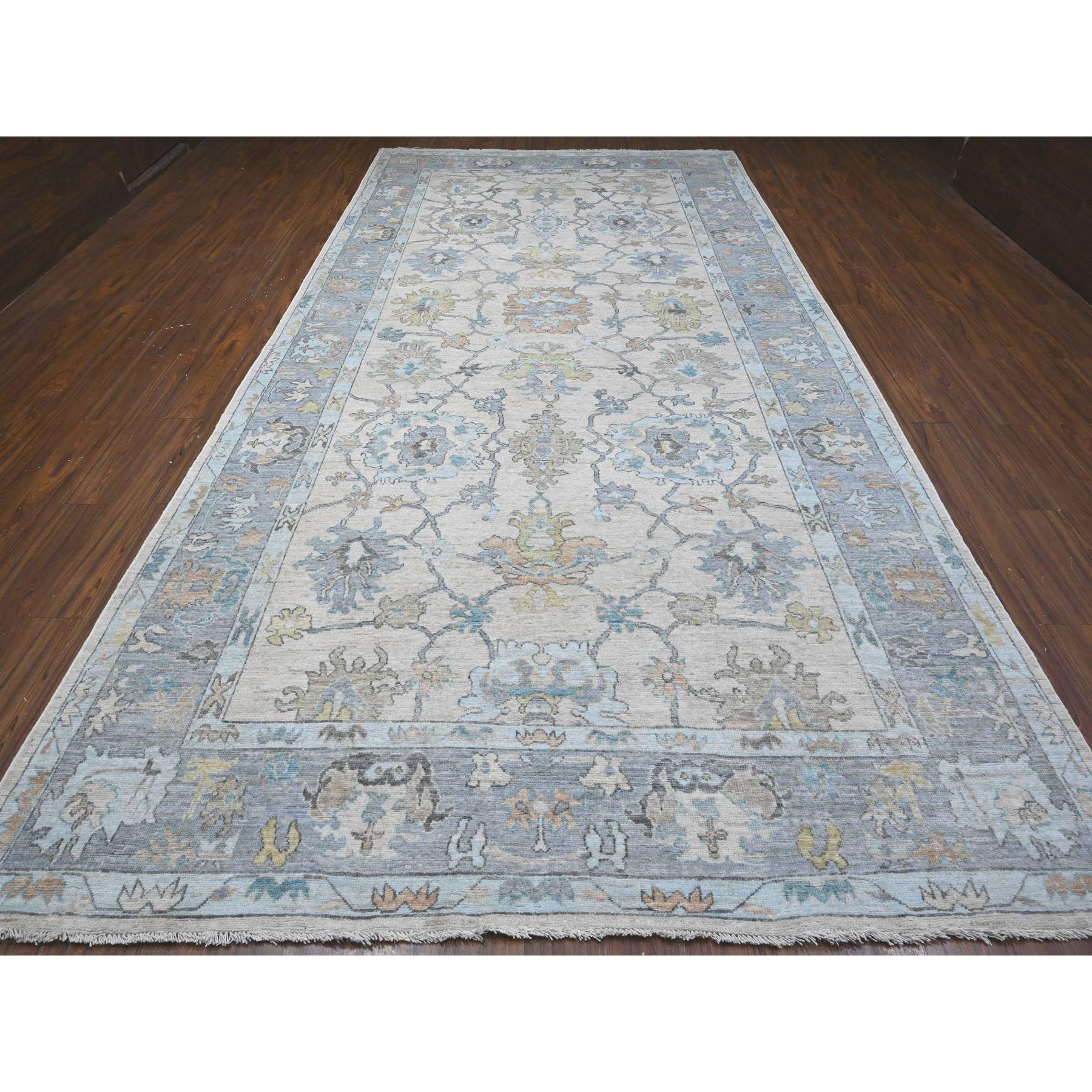 Si tratta di un autentico tappeto orientale di Angora Oushak, annodato a mano, in pura lana, unico nel suo genere. È stato annodato per mesi e mesi con tecniche di tessitura secolari da esperti artigiani.
Materiali primari: Lana
Lattice: No Pile