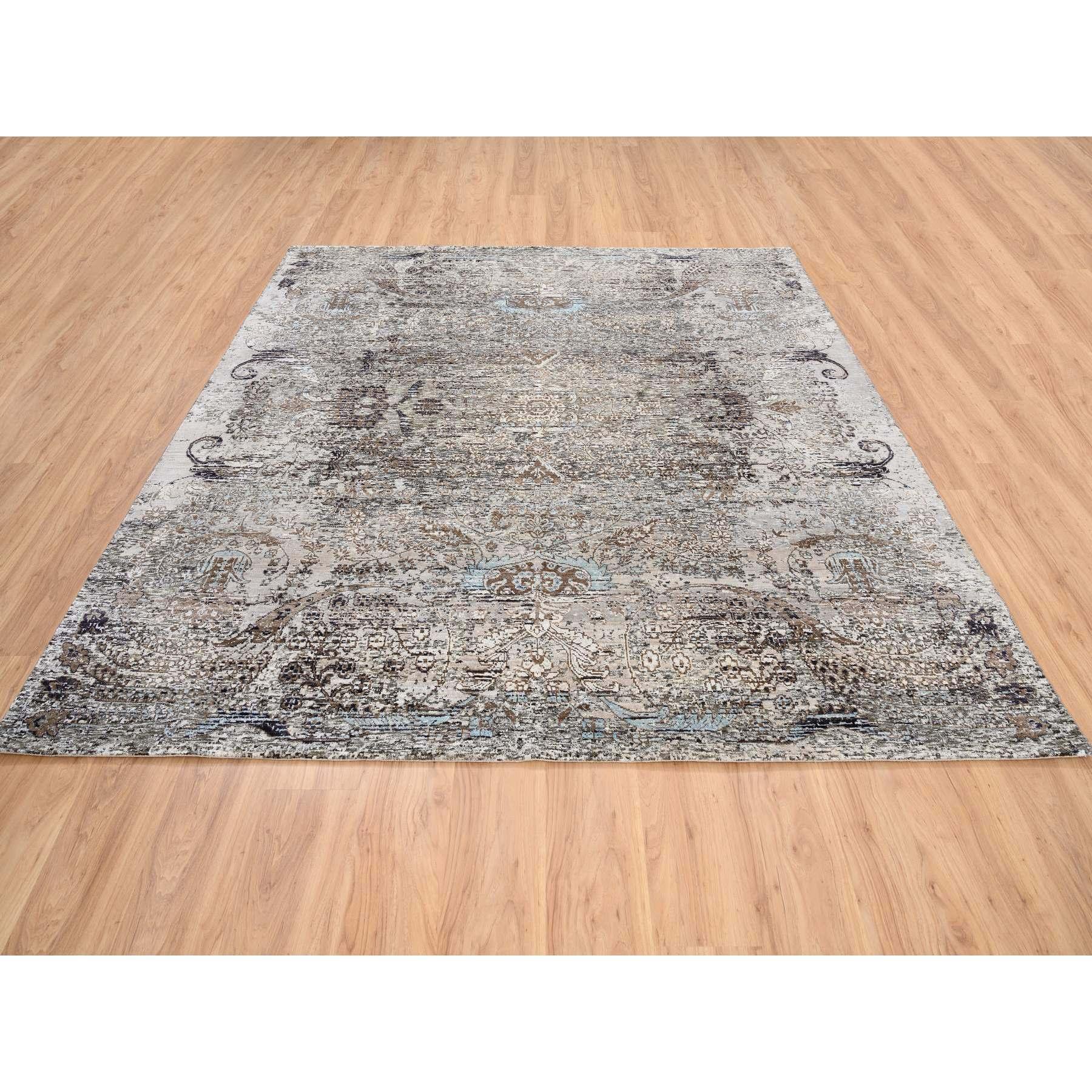 Il s'agit d'un véritable tapis carré gris, noué à la main, d'influence persane transitionnelle, à motifs de médaillons effacés, en soie et laine texturée, oriental. Il a été noué pendant des mois et des mois selon les techniques artisanales de