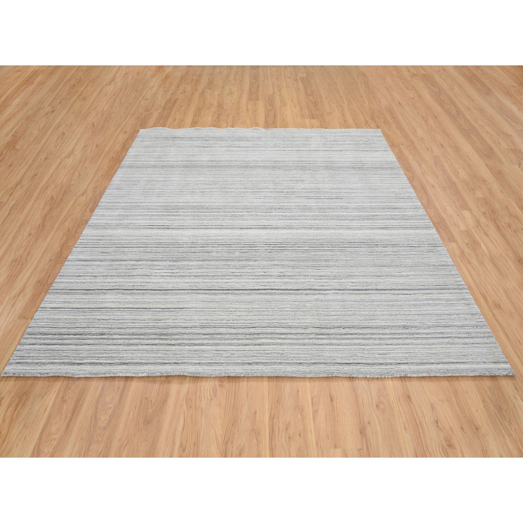 Si tratta di un autentico esemplare unico di Tappeto Orientale Quadrato Grigio Platino e Crema, in lana naturale non colorata e tessuta a mano, dal design moderno, spesso e soffice. È stata tessuta per mesi e mesi con tecniche artigianali secolari