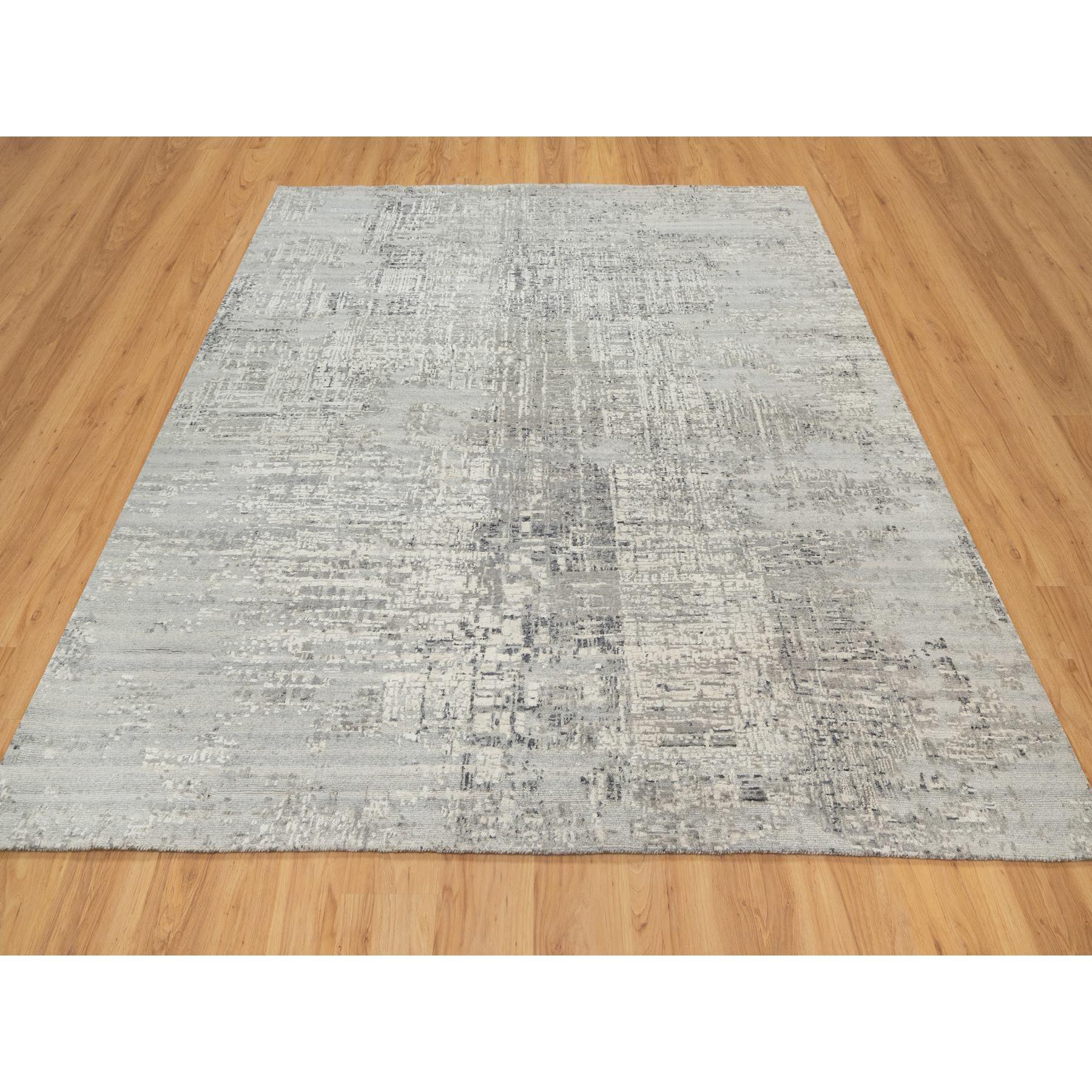 Sterling Gray, filé à la main, laine naturelle non teintée, By Design Modern, noué à la main, carré, tapis d'Orient
Matières premières : Laine
Latex : Pas de poils 
hauteur : 0,25 pouces
Style : Transitionnel
Couleur primaire : Gris
Couleurs
