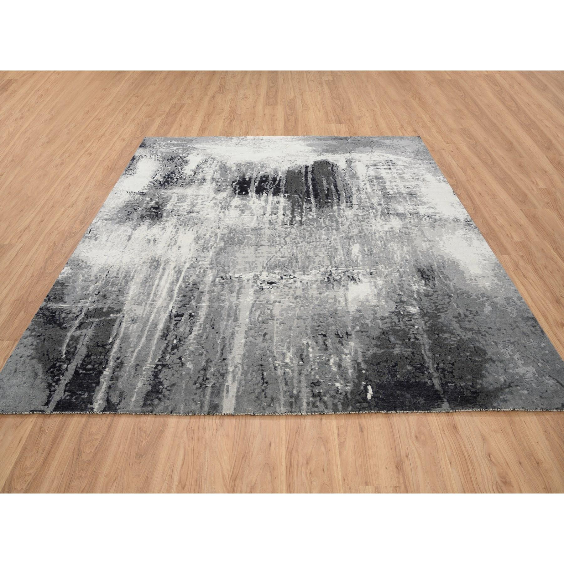 Il s'agit d'un véritable tapis carré oriental noué à la main en laine et soie ivoire à design abstrait. Il a été noué pendant des mois et des mois selon des techniques de tissage séculaires par des artisans experts.
Matériaux primaires : Laine et