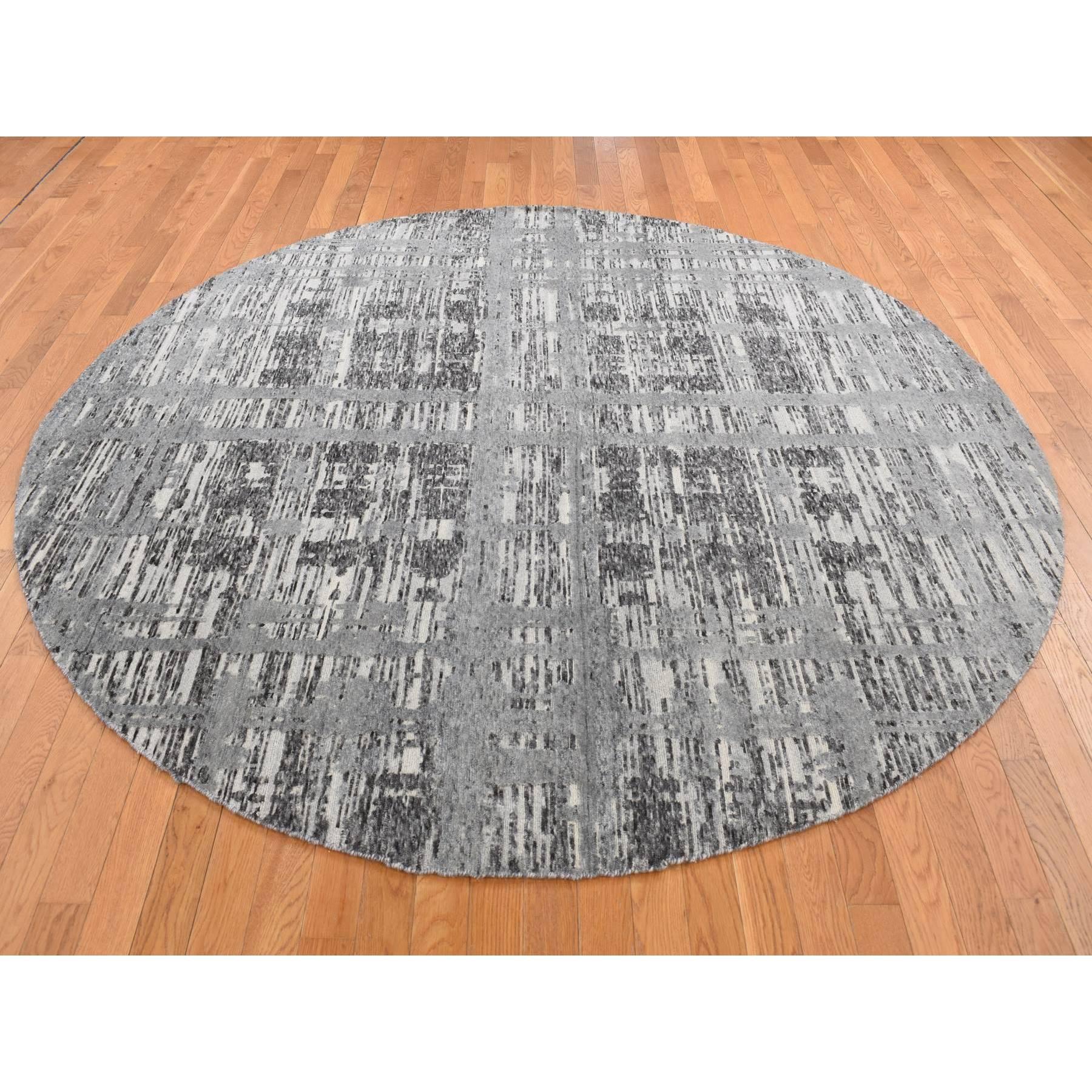 Nickelgrau, Handgesponnene ungefärbte Naturwolle, Modernes Kreuzradiertes Design, Handgeknüpft, Runder Orientteppich
Primäre MATERIALIEN: Wolle
Latex: Kein Flor 
Höhe: 0,25 Zoll
Stil: AM Contemporary
Grundfarbe: Grau
Sekundäre Farben: Schwarz,