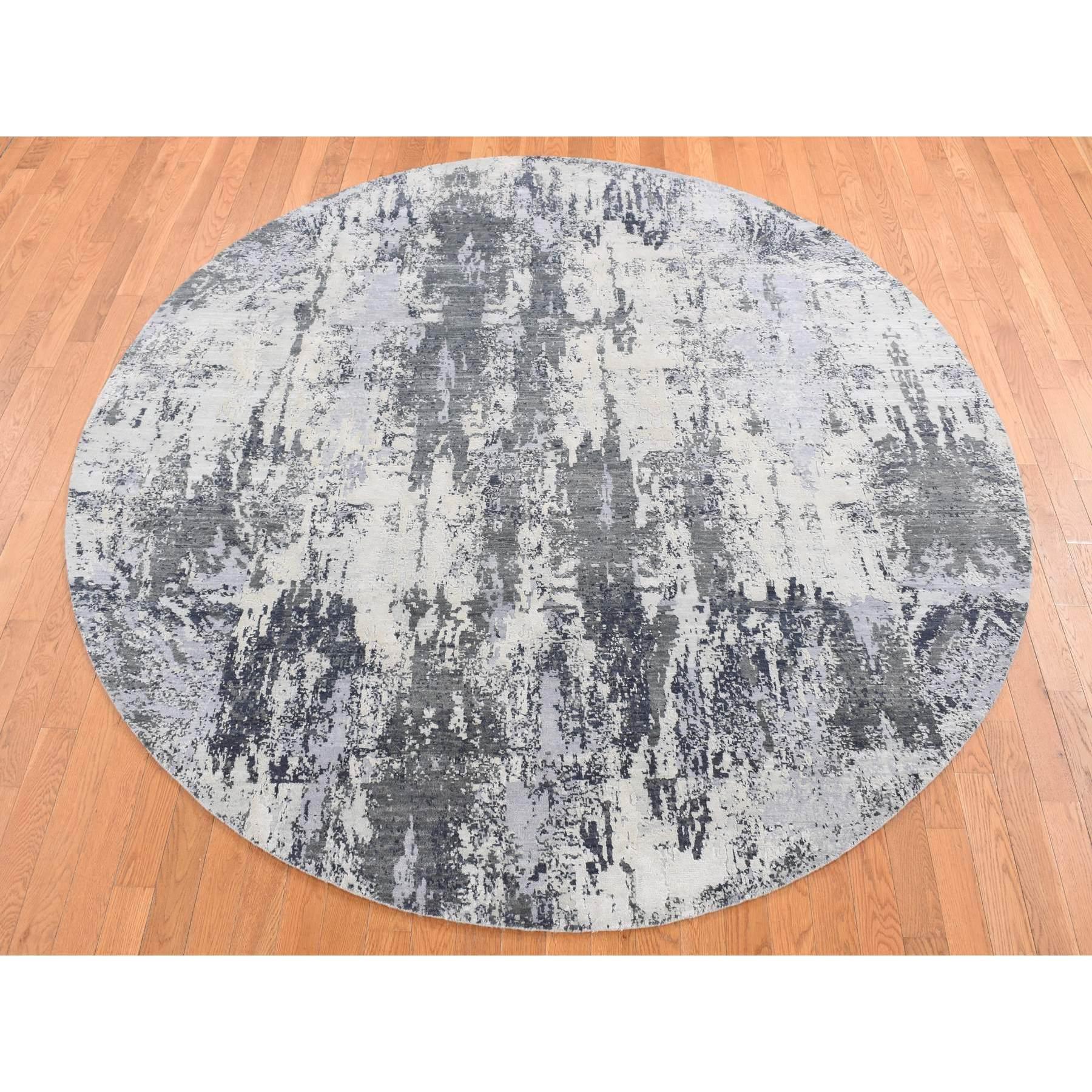 Grigio fumo, Design astratto, Lana e pura seta, Annodato a mano, Tappeto orientale rotondo
Materiali primari: Lana e seta
Lattice: No Pile 
altezza: 0,25 pollici
Stile: Di transizione
Colore primario: Grigio
Colori secondari: Avorio, Nero
Modello: