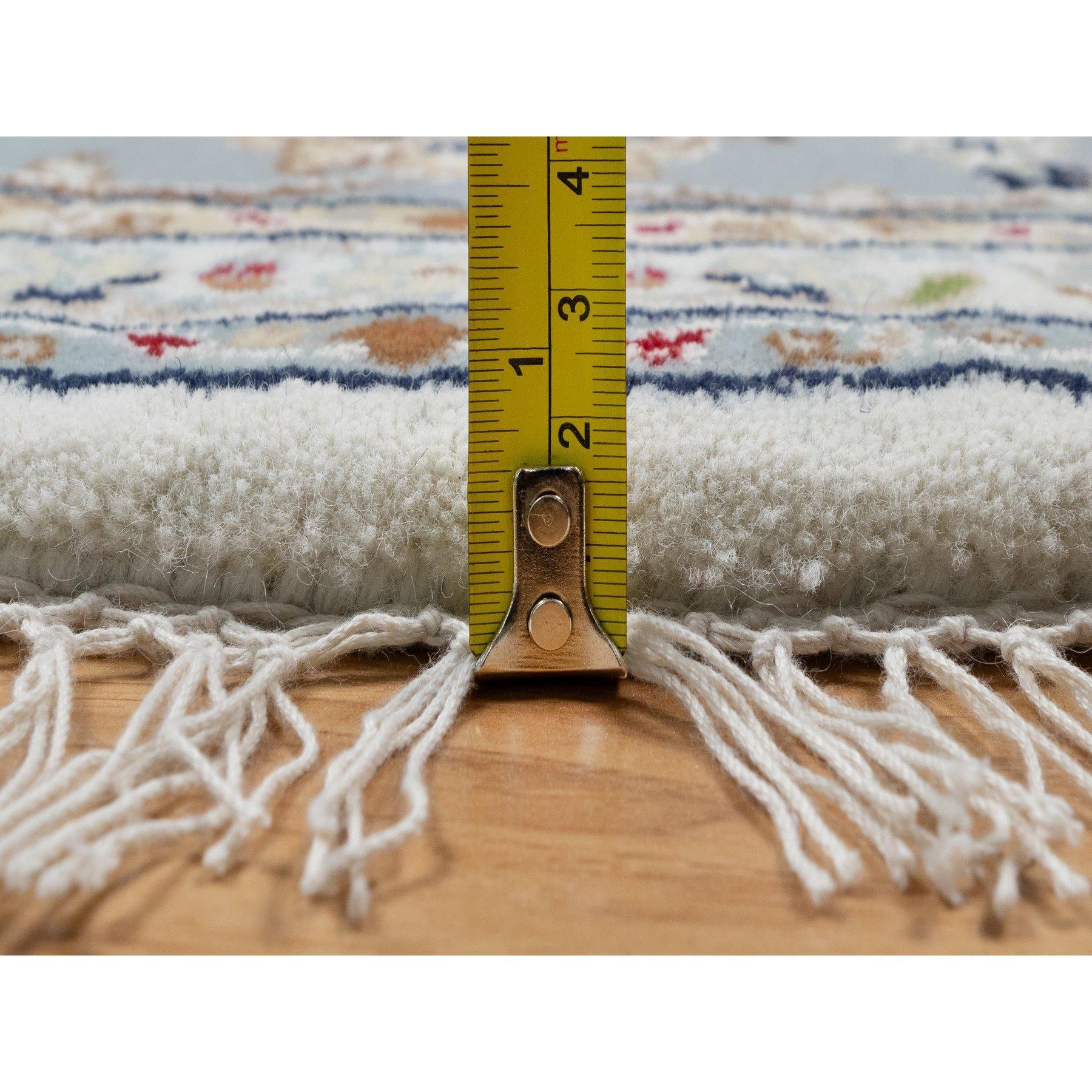 Tappeto rotondo bianco Nain Floral Design annodato a mano 250 KPSI in lana e seta in vendita 2