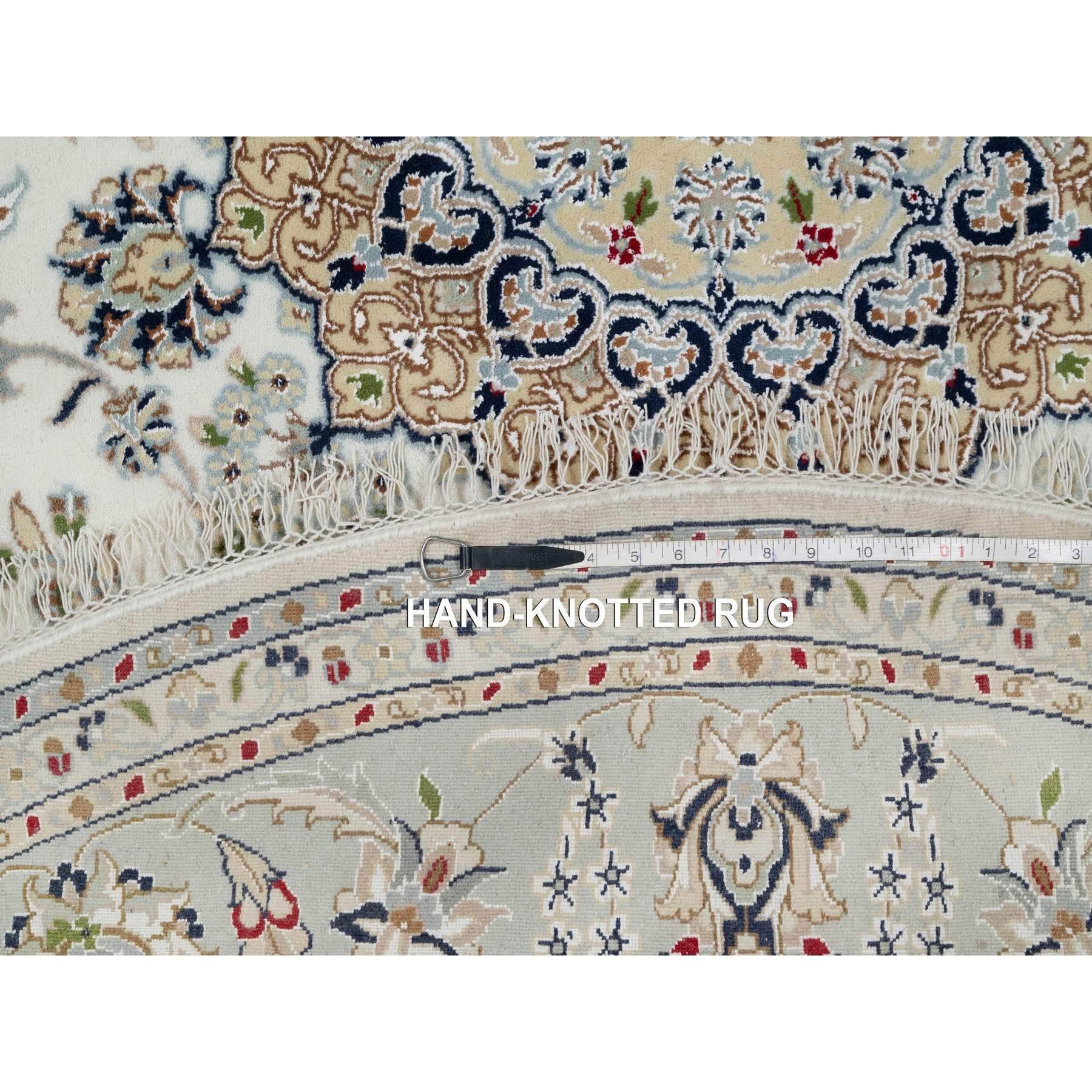 Tappeto rotondo bianco Nain Floral Design annodato a mano 250 KPSI in lana e seta in vendita 3