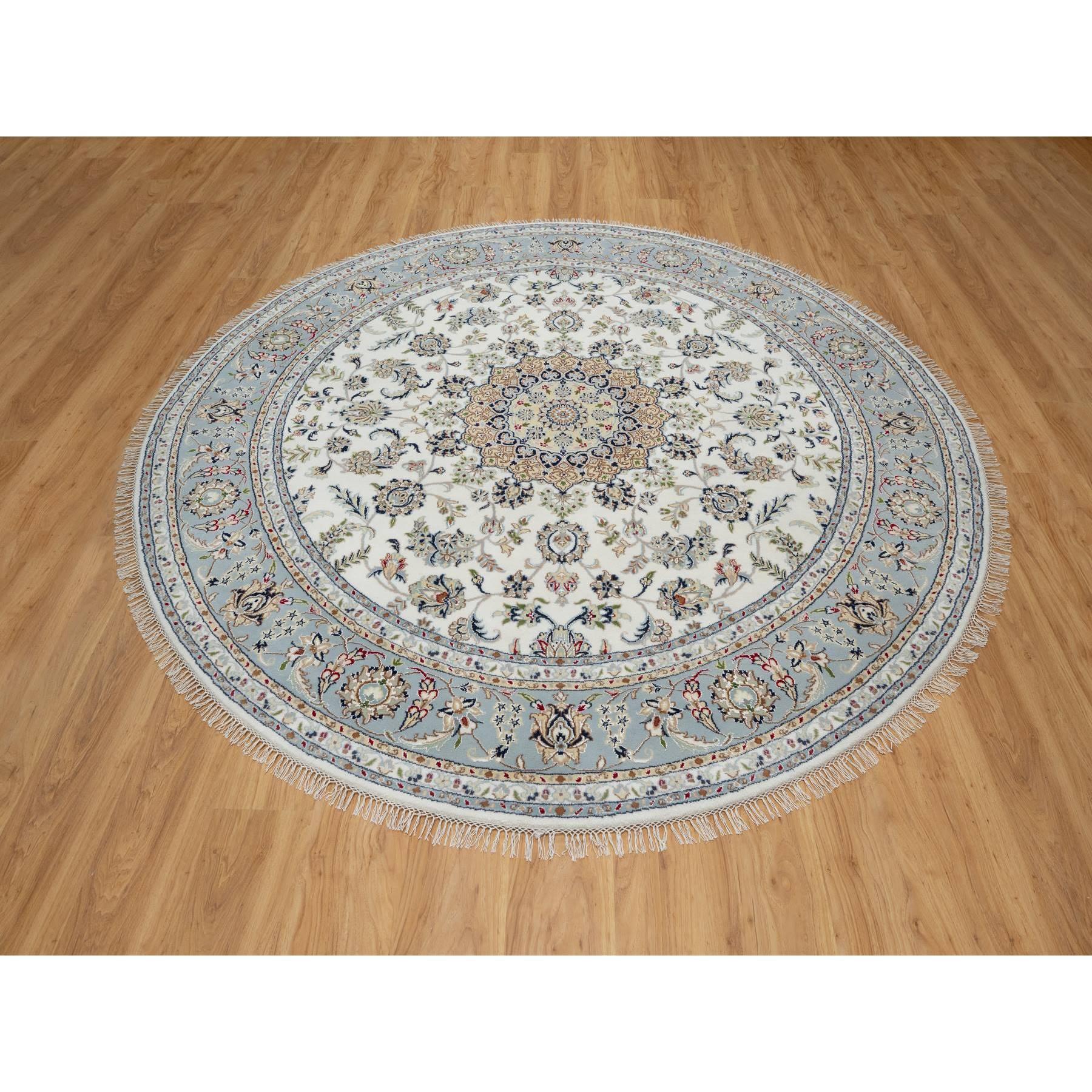 Daisy White, Nain con disegno di medaglioni floreali, Annodato a mano, 250 KPSI, Lana e seta, Rotondo, Tappeto orientale
Materiali primari: Lana e seta
Lattice: No Pile 
altezza: 0,25 pollici
Stile: Tradizionale
Colore primario: Avorio
Colori
