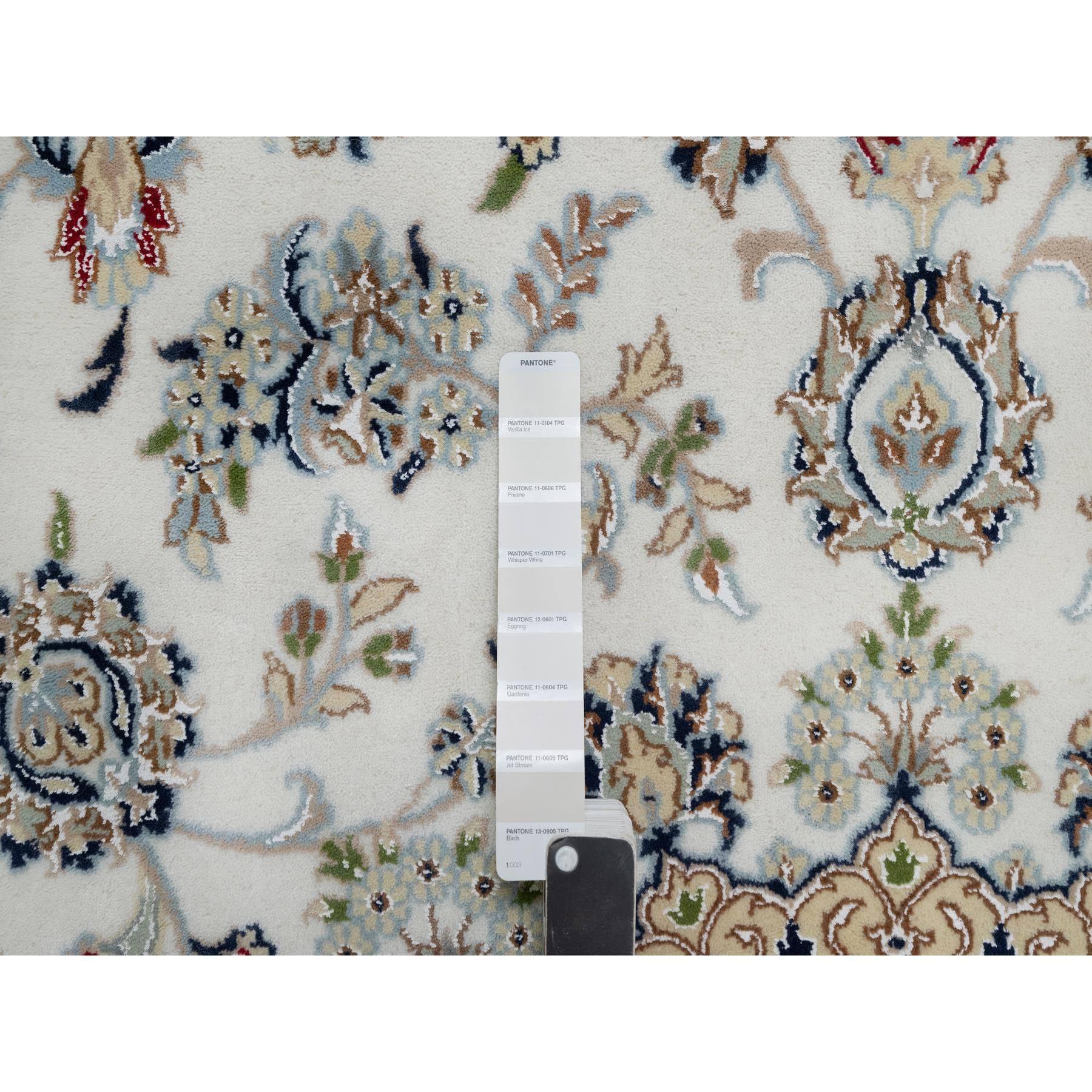XXI secolo e contemporaneo Tappeto rotondo bianco Nain Floral Design annodato a mano 250 KPSI in lana e seta in vendita