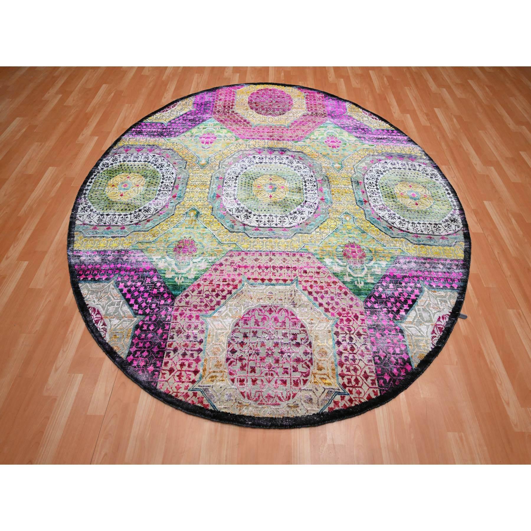 Giallo pastello con rosa, design Mamluke, seta Sari con lana strutturata, annodato a mano, rotondo, Tappeto orientale
Materiali primari: Lana e seta
Lattice: No Pile 
altezza: 0,25 pollici
Stile: Tradizionale
Colore primario: Giallo
Colori