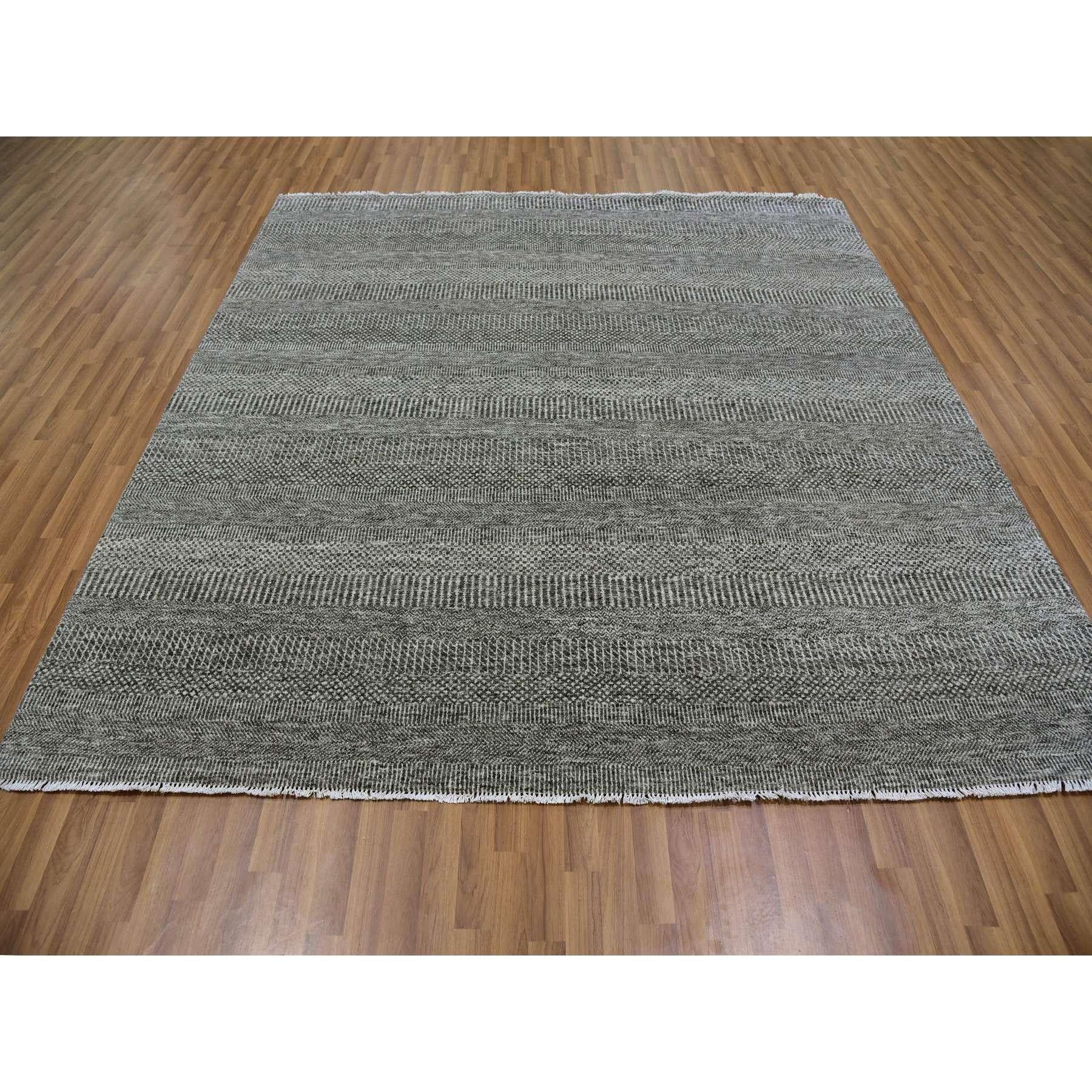 Dies ist eine wirklich echte one-of-a-kind Undyed 100% Wolle, Ton in Ton, Modern Grass Design, handgeknüpft, Orientteppich. Es wurde monatelang in jahrhundertealten Webtechniken von Kunsthandwerkern geknüpft.
Primäre MATERIALIEN: Wolle
Latex:
