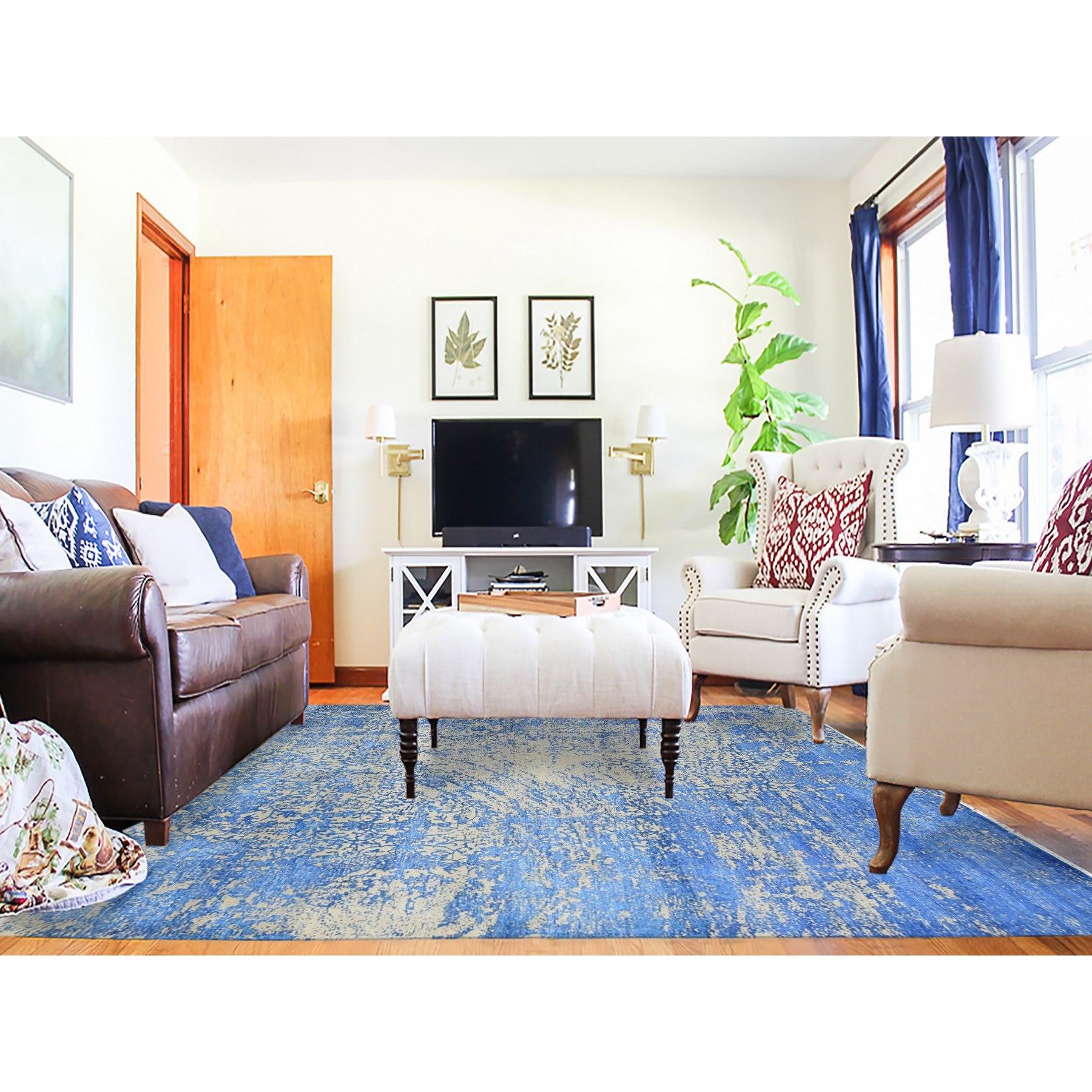 Denim Blau, Handgeknüpft, Modernes Abstraktes Design, Ton in Ton, Wolle und Seide, Orientteppich
Primäre MATERIALIEN: Wolle & Seide
Latex: Kein Flor 
Höhe: 0,25 Zoll
Stil: Transitional
Grundfarbe: Blau
Sekundäre Farben: Gold, Beige
Muster: Abstrakt