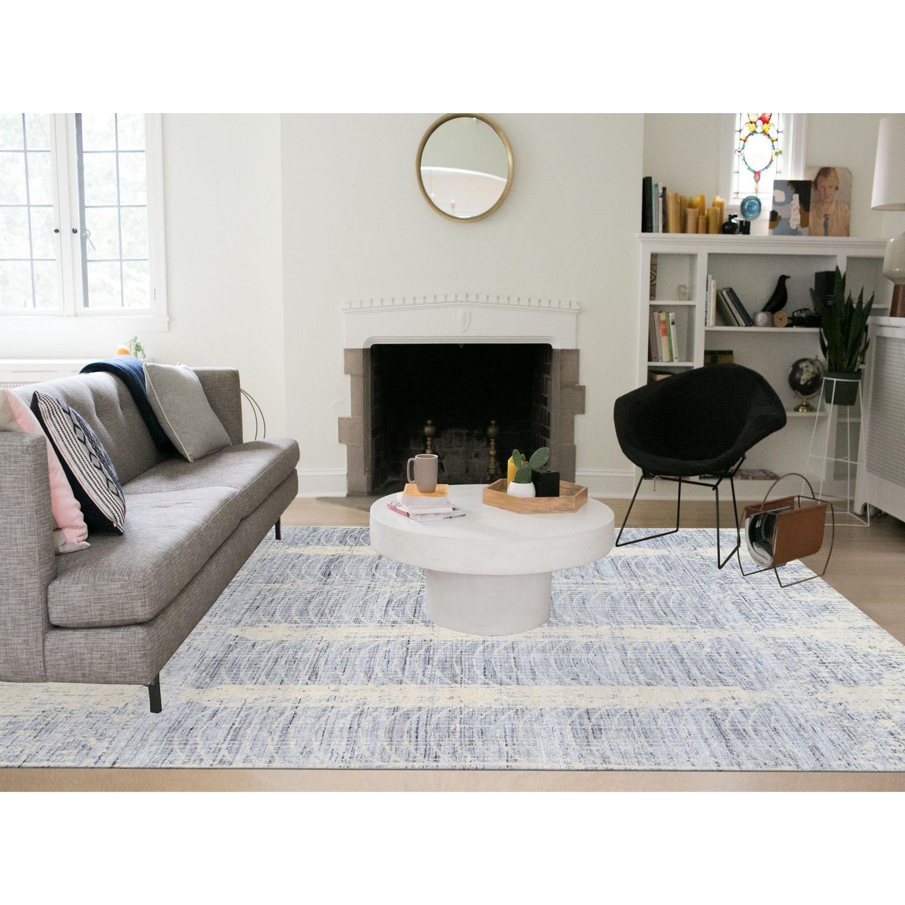 Il s'agit d'un v�éritable tapis d'Orient en laine et soie végétale, tissé à la main en jacquard gris ton sur ton, au design effacé transitionnel. Il a été tissé pendant des mois et des mois selon les techniques séculaires de l'artisanat persan par