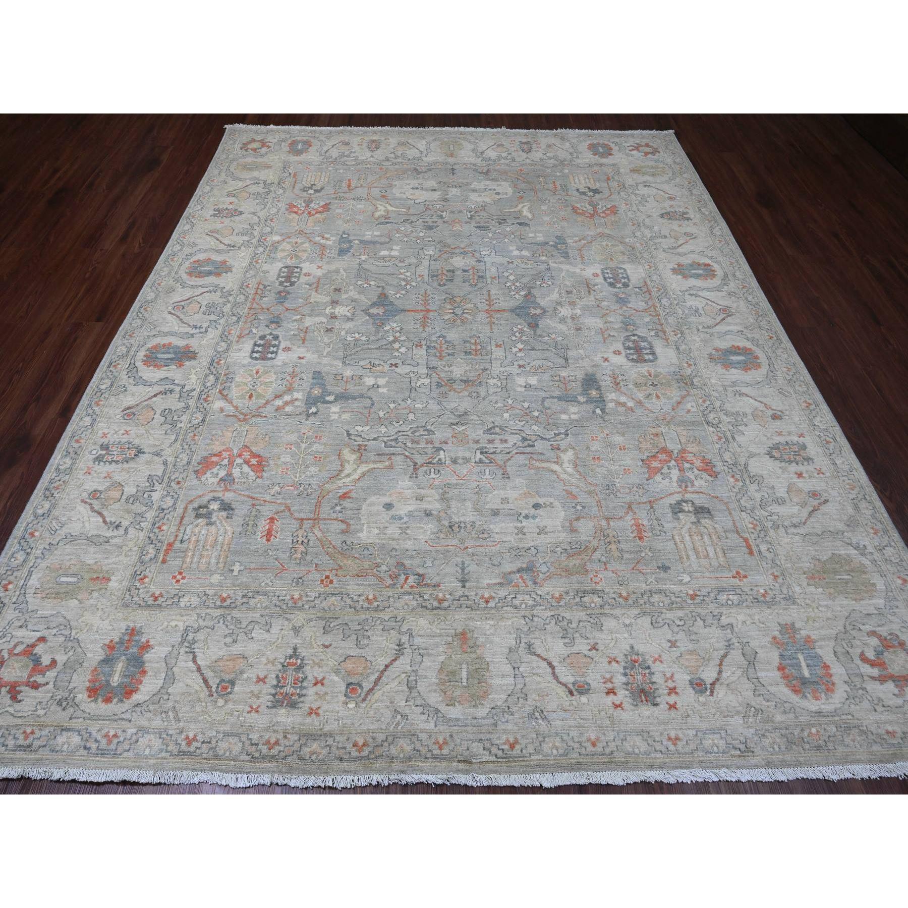 Grigio medio, Peshawar con disegno Bijar Garus, annodato a mano, lana di alta montagna, tinture vegetali, tessuto fitto, Tappeto orientale
Materiali primari: Lana
Lattice: NoP ile 
altezza: 0,25 pollici
Stile: Di transizione
Colore primario: