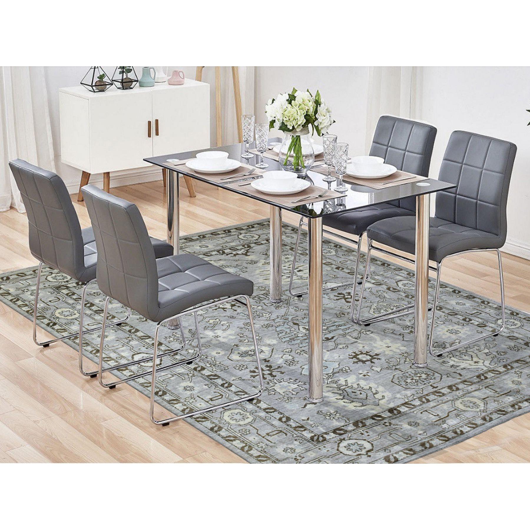 Il s'agit d'un véritable tapis d'Orient en laine afghane Angora Oushak, noué à la main, avec un mélange de couleurs audacieuses sur l'ensemble du tapis. Il a été noué pendant des mois et des mois selon les techniques séculaires de tissage artisanal