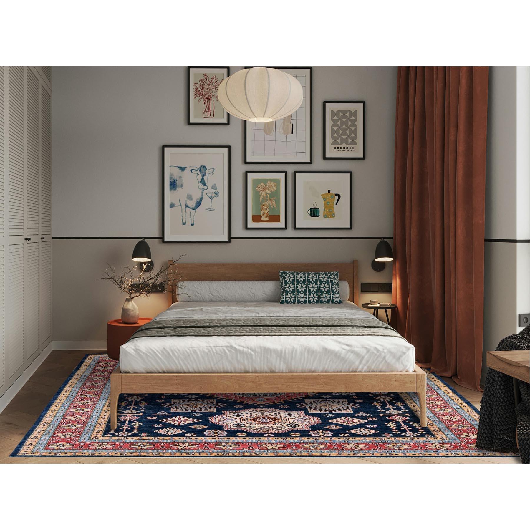 Bleu nuit, Afghan Spécial Kazak avec motif de médaillons géométriques, noué à la main, densément tissé, 100% laine, teintures naturelles, tapis oriental
Matières premières : Laine
Latex : Pas de poils 
hauteur : 0,25 pouces
Style :