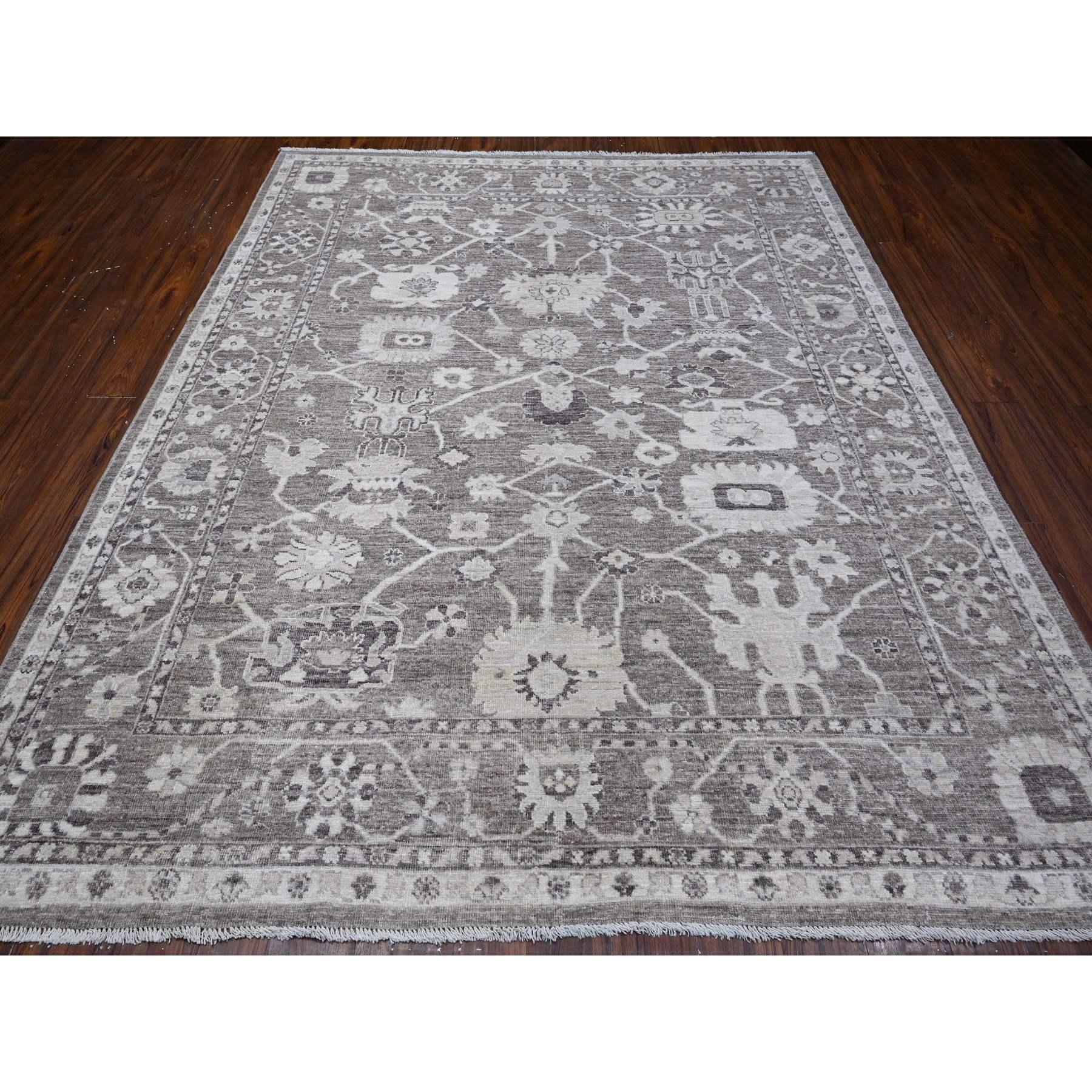 Il s'agit d'un véritable tapis d'Orient Angora Oushak, noué à la main, en pure laine. Il a été noué pendant des mois et des mois selon des techniques de tissage séculaires par des artisans experts.
Matières premières : Laine
Latex : Pas de poils