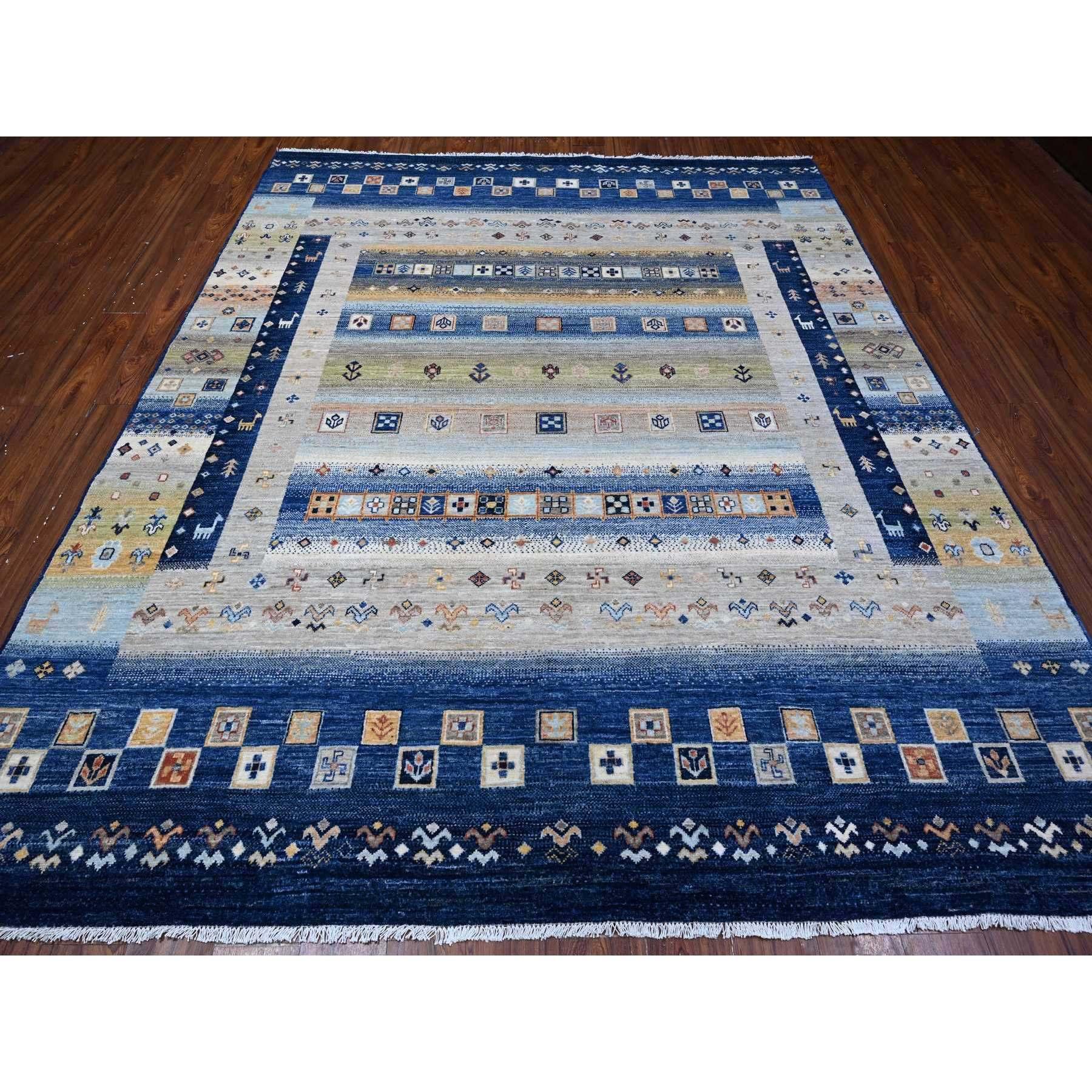 Dies ist eine wirklich echte one-of-a-kind afghanischen Kashkuli Gabbeh beeinflusst von Motiven in der Natur, handgeknüpft, Orientteppich. Es wurde monatelang von erfahrenen Kunsthandwerkern in jahrhundertealten Webtechniken geknüpft.
Primäre
