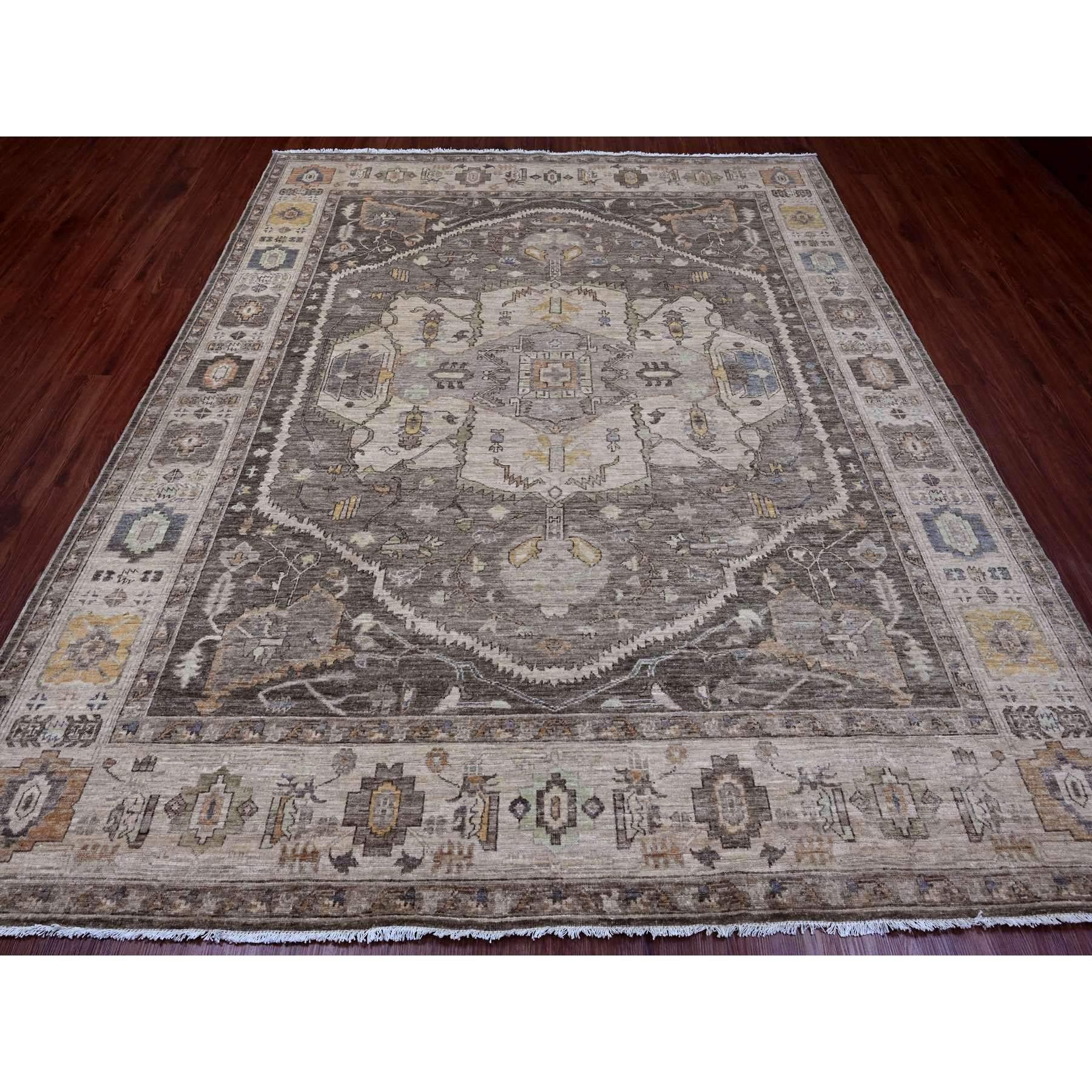 Fossil Grau, Serapi Heriz mit großem Medaillon Design, Peshawar, Natürliche Farbstoffe, Handgeknüpft, 100% Wolle, Orientteppich
Primäre MATERIALIEN: Wolle
Latex: Kein Flor 
Höhe: 0,25 Zoll
Stil: Traditionell
Grundfarbe: Grau
Sekundäre Farben: Braun,
