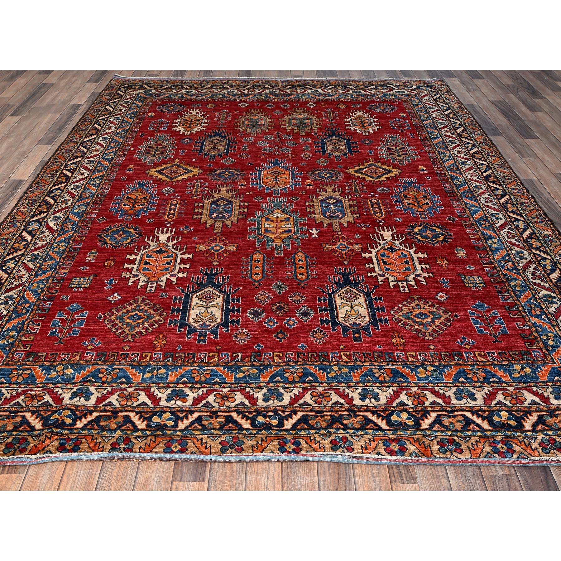 Karminrot, afghanischer Ersari mit türkischem Knoten, antikes kaukasisches Design, pflanzliche Farbstoffe, dicht gewebt, handgeknüpft, samtige Wolle, Orientteppich
Primäre MATERIALIEN: Wolle
Latex: Kein Flor 
Höhe: 0,25 Zoll
Stil: