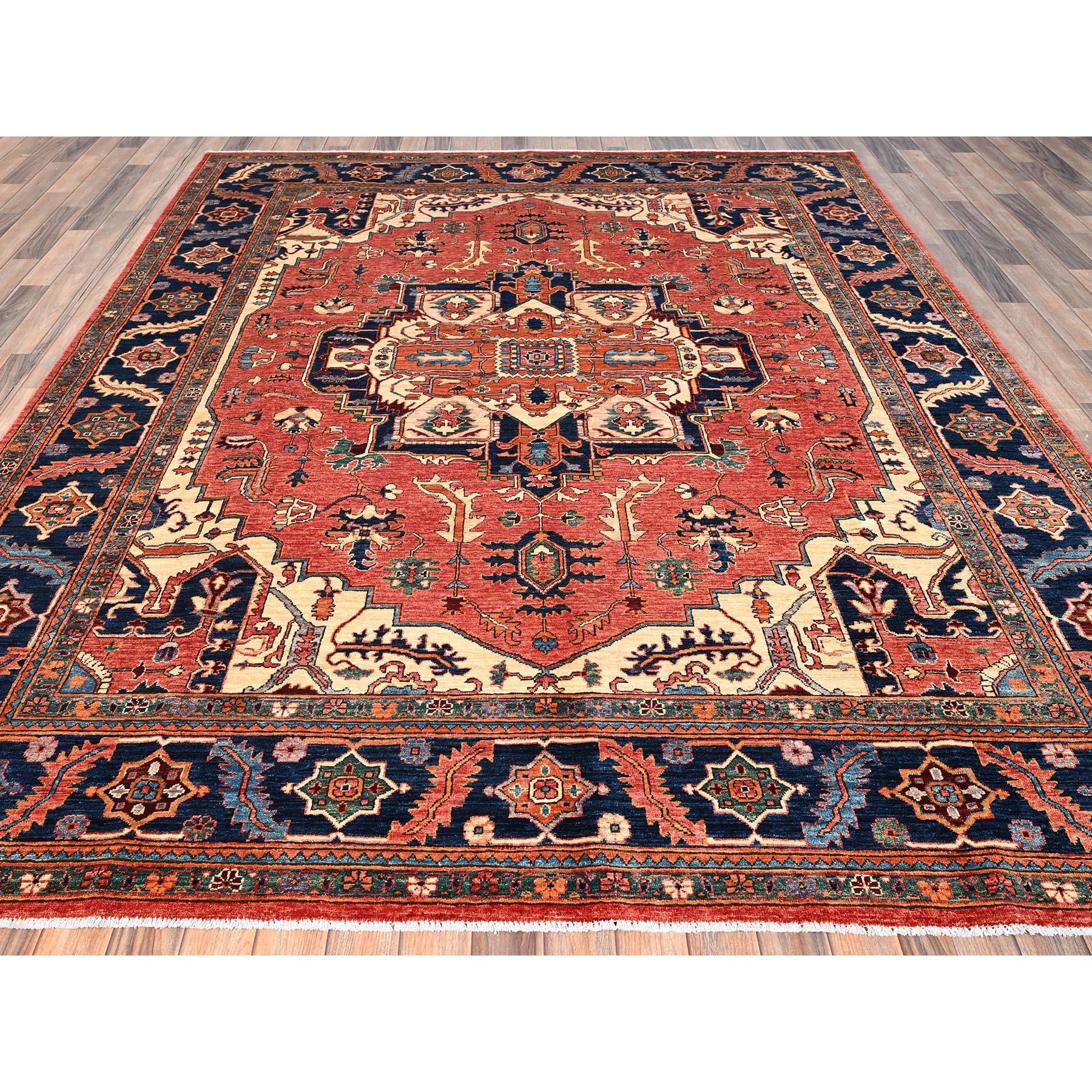 Blush Red, noué à la main, Collection Aryana, Serapi Heriz avec un grand design en médaillon, teintures végétales, laine de haute montagne, poil doux, tissé dense, tapis d'Orient
Matières premières : Laine
Latex : Pas de poils 
hauteur : 0,25