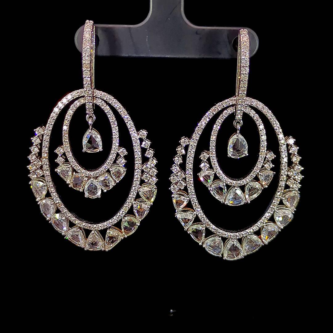 Wir stellen Ihnen unseren exquisiten Rosecut Diamond Bali vor, eine atemberaubende Verschmelzung der zeitlosen Anziehungskraft von Rosecut-Diamanten und dem brillanten Funkeln runder Diamanten. Dieses einzigartige Schmuckstück präsentiert einen
