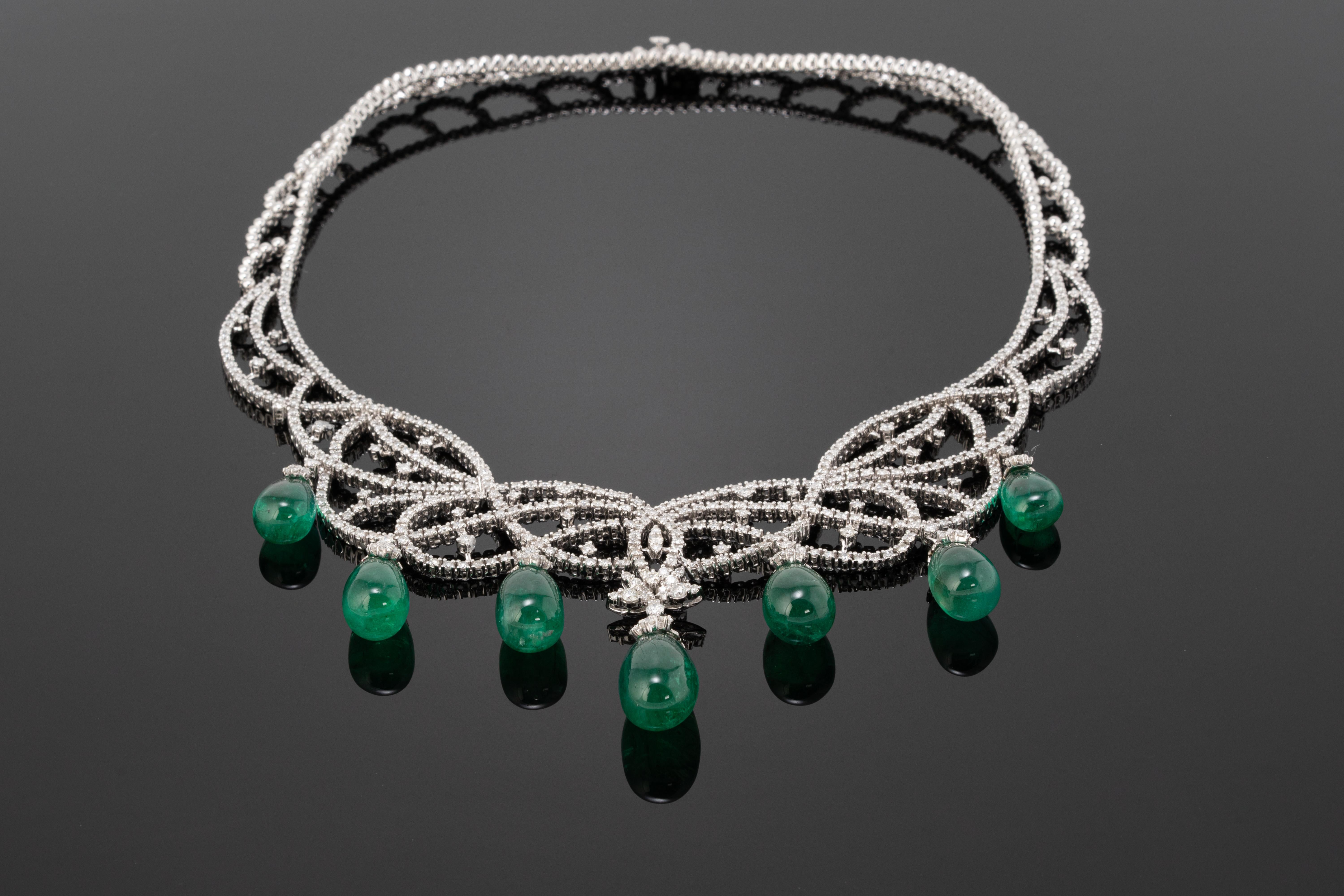 Eine atemberaubende, einzigartige, natürliche 81,90 Karat Smaragd- und Diamant-Halskette aus Sambia, die so flexibel ist, dass sie sich gut an alle Arten von Hälsen anpassen lässt. Die Smaragde sind von sehr hoher Qualität, transparent mit großem