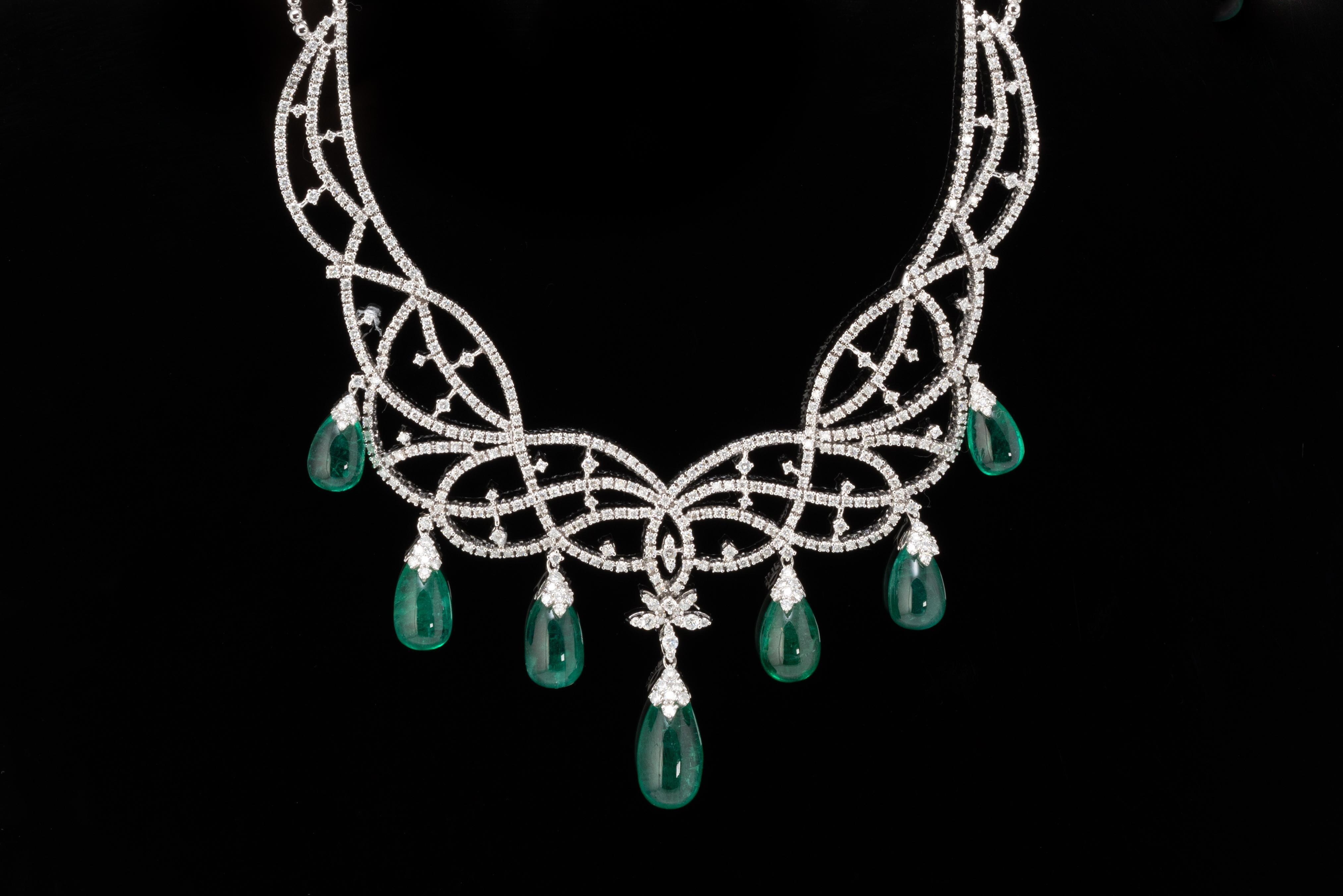 82 Karat Smaragd-Tropfen und Diamant-Halskette aus 18 Karat Gold (Art déco) im Angebot