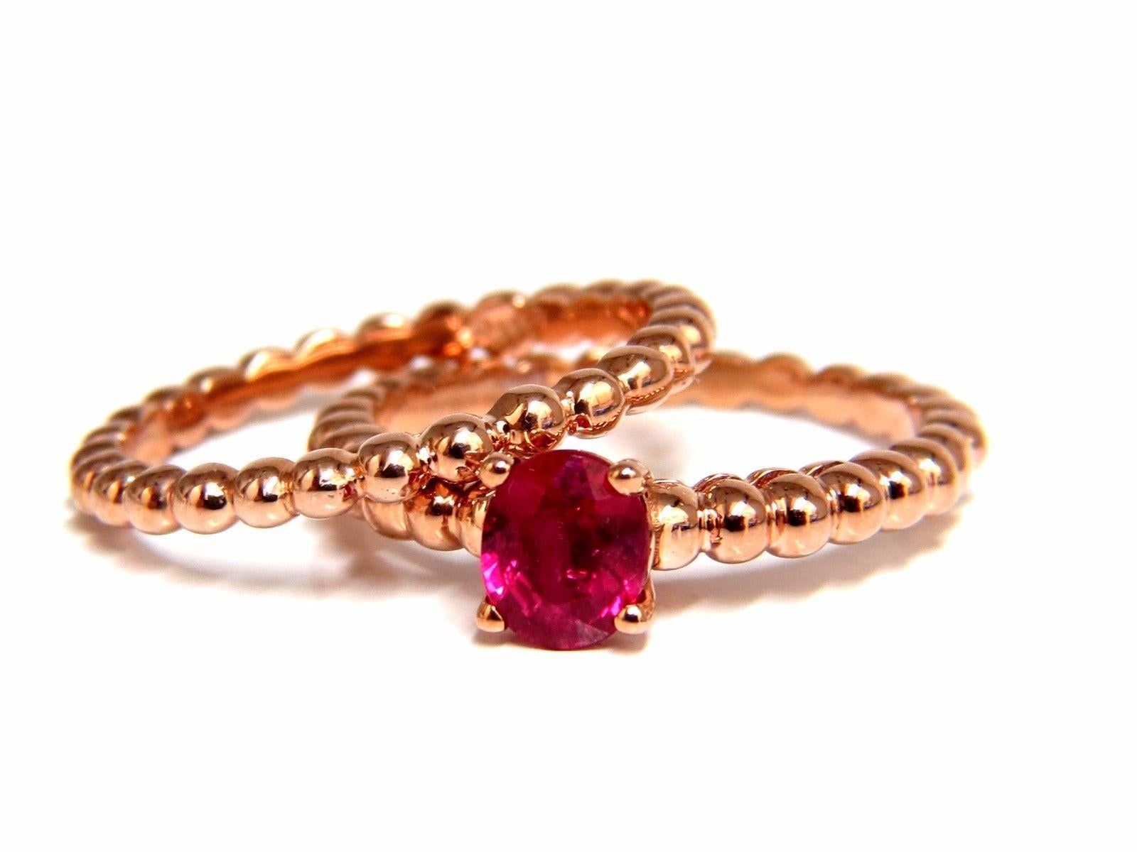 Band & Ring Klassisch 

.82ct Natürlicher ovaler lebhafter roter Rubin.

Saubere Klarheit, Transparent.

6 x 4,9 mm

14kt. Roségold

Illusion der verschmolzenen Kugelperle

Insgesamt: 5,3 Gramm.

(2) Ringe Größe: 

7.25

& 

kann in der Größe