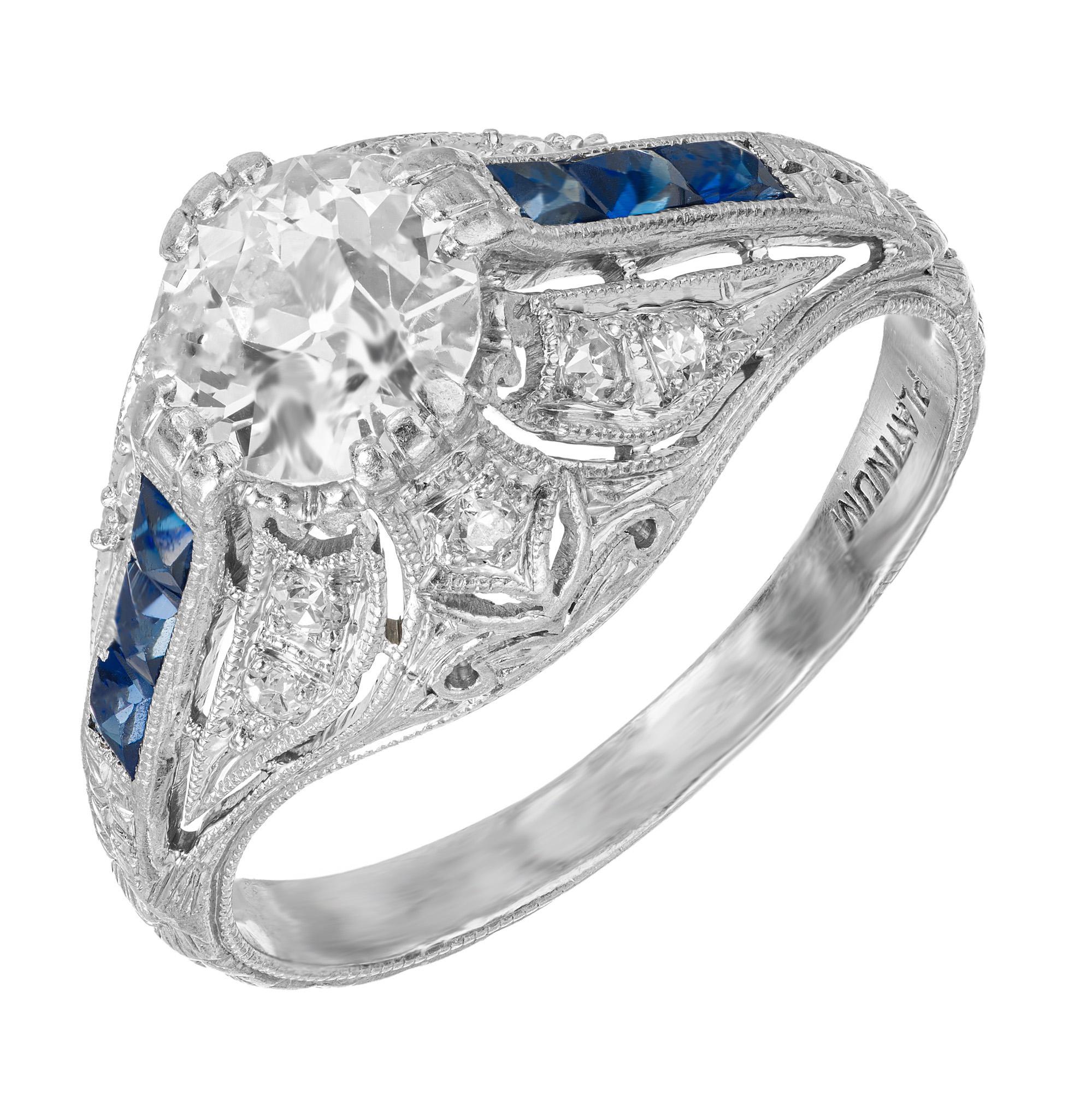  Bague de fiançailles Art Déco des années 1920 en platine et diamant en filigrane, d'origine, avec saphir rectangulaire de taille française et accents de diamant et un magnifique diamant central de taille européenne ancienne de .82ct. Certifié