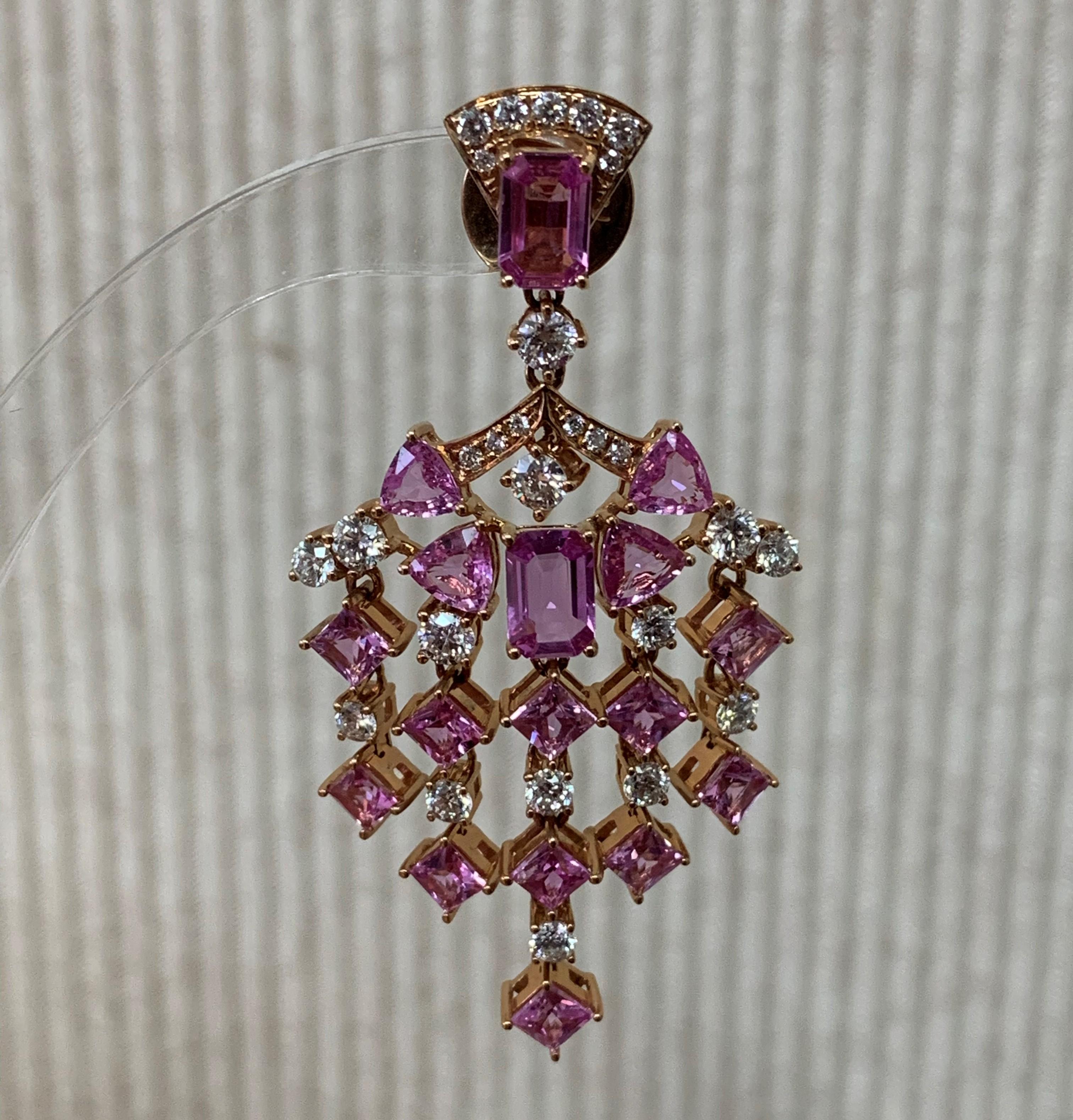 Sunita Nahata präsentiert eine exklusive Kollektion von Ohrringen aus rosa Saphiren. Dieser Ohrring ist mit baumelnden Saphiren und Diamanten besetzt und fällt elegant auf die Trägerin. 

Designer-Ohrring mit rosa Saphiren aus 18 Karat Roségold mit