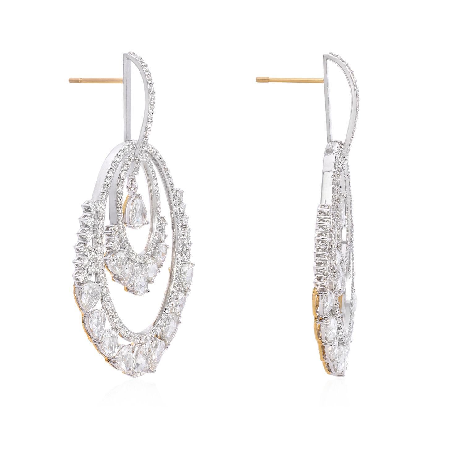 Ti presentiamo il nostro squisito Rosecut Diamond Bali, una straordinaria fusione tra il fascino senza tempo dei diamanti Rosecut e lo scintillio brillante dei diamanti rotondi. Questo gioiello unico mette in mostra un magnifico diamante Rosecut da