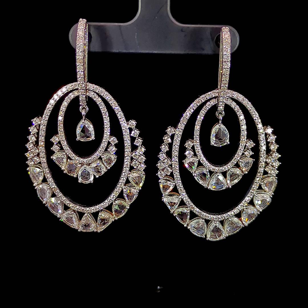 Moderno Orecchini a goccia con diamante Rosecut da 8,2 carati e diamante rotondo da 3,02 carati in vendita