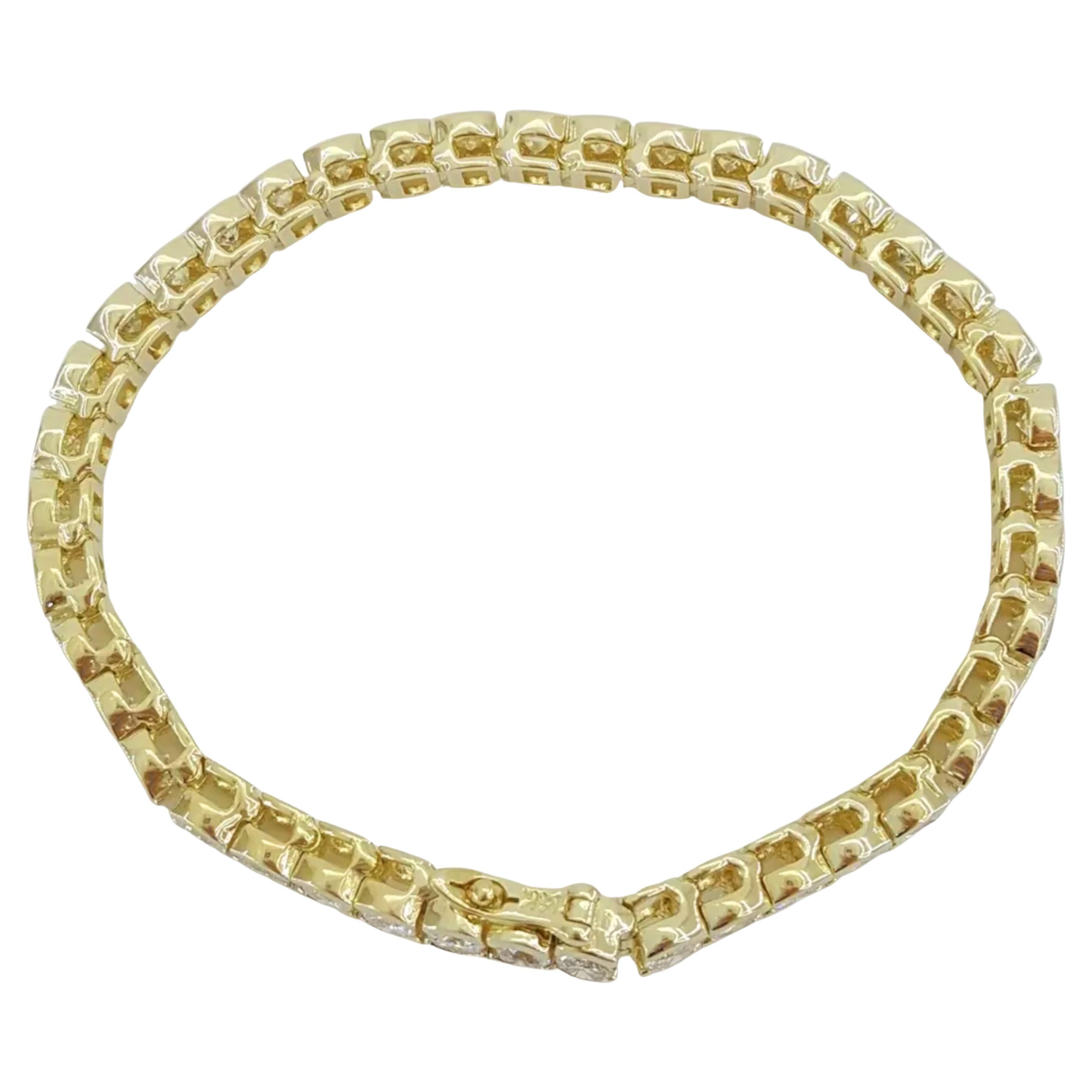 Das Tennisarmband mit 8 Karat runden Brillanten ist ein echter Blickfang. Er besteht aus 41 natürlichen, runden Diamanten im Brillantschliff mit einem Durchmesser von jeweils ca. 3,8 mm, die ein Gesamtgewicht von ca. 8 Karat ergeben. Die Diamanten
