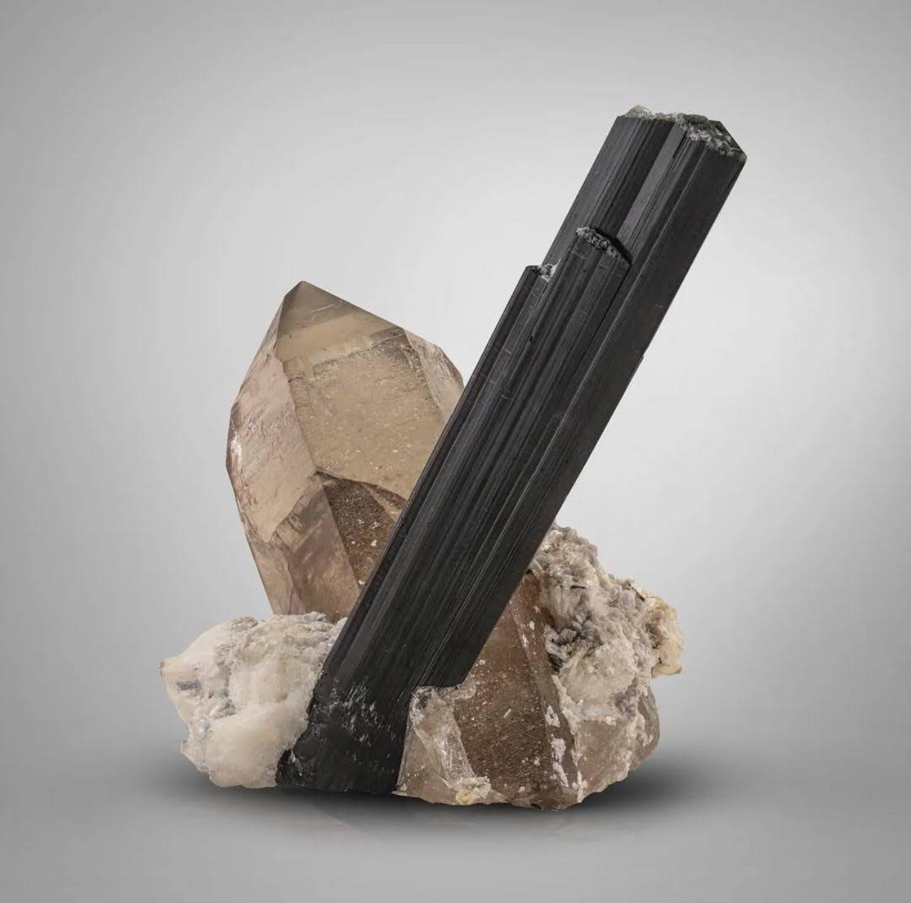 Información sobre el producto:

Tipo de espécimen: Turmalina negra con cuarzo ahumado

Peso: 82 gramos

Dimensiones: Al: 8 x An: 6,8 x Pr: 5 cm

Origen: Distrito de Skardu, Gilgit Baltistán, Pakistán

Tratamiento: Ninguno

Descripción:

Una