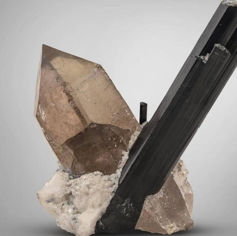 82 gramos de cristal de turmalina negra sobre cuarzo ahumado de Pakistán Estilo Adán en venta