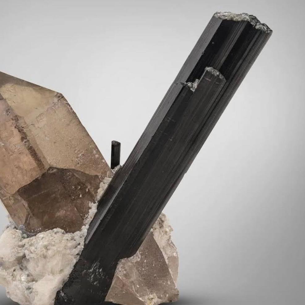 82 gramos de cristal de turmalina negra sobre cuarzo ahumado de Pakistán en Bueno estado para la venta en Peshawar, PK