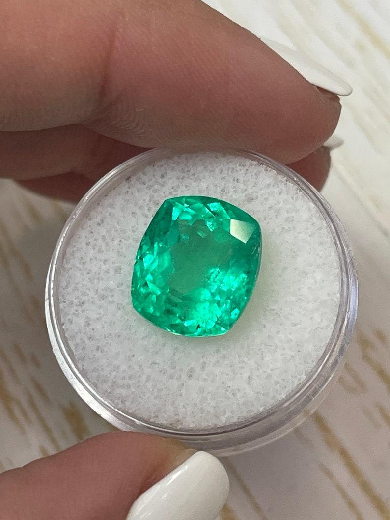 Women's 8.20 Carat 13.4x11.5 Muzo Green Colombian Emerald - Chivor Cushion Cut Gem For Sale