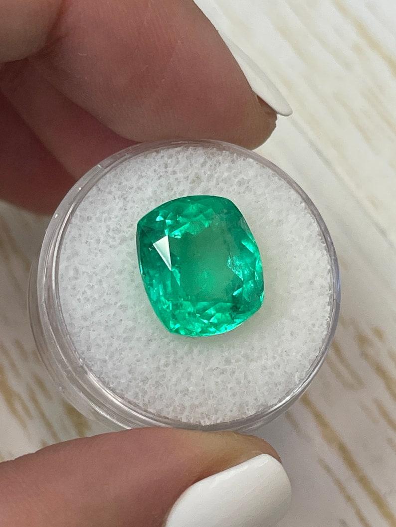 8.20 Carat 13.4x11.5 Muzo Green Colombian Emerald - Chivor Cushion Cut Gem In New Condition For Sale In Jupiter, FL