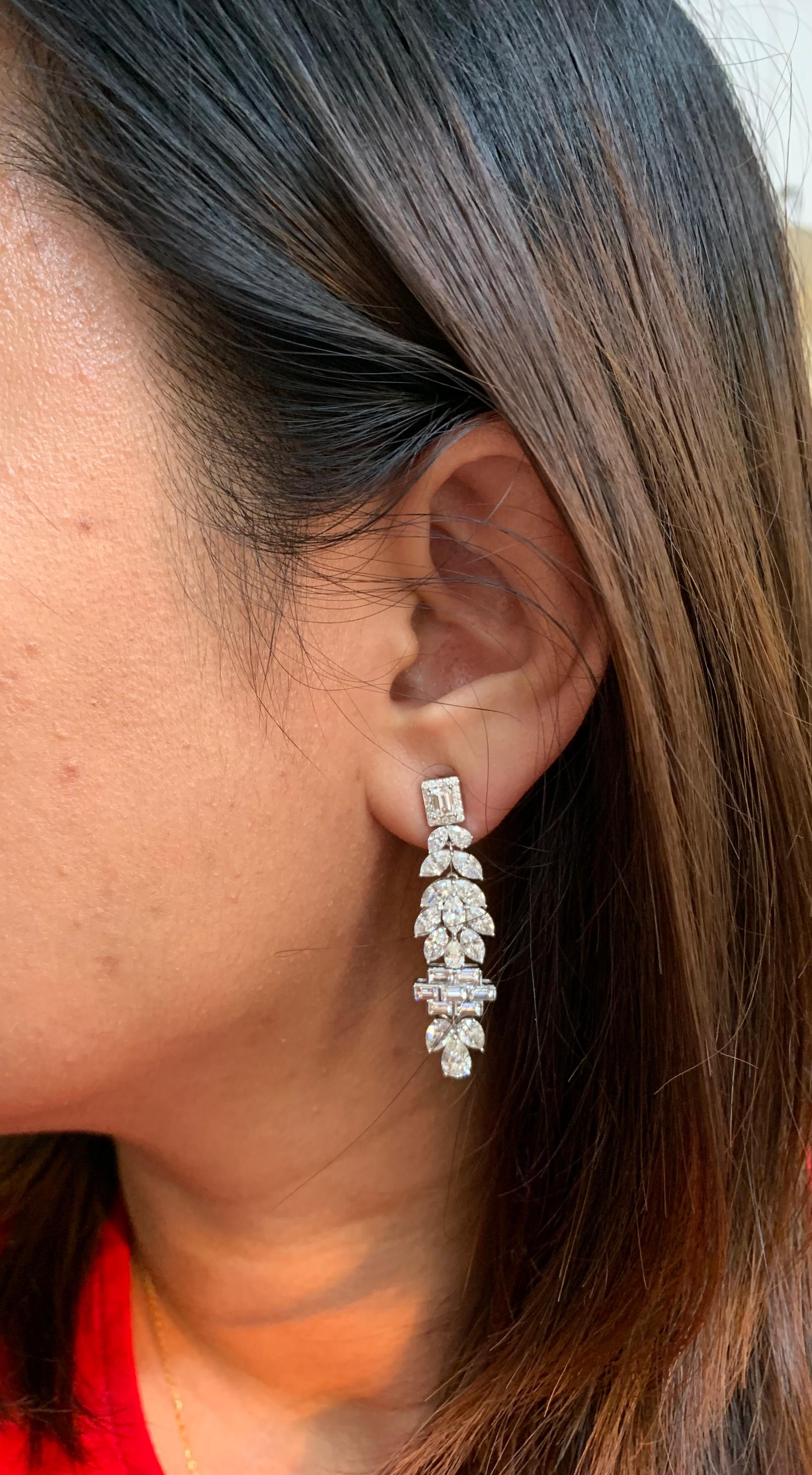 Un paio di orecchini di diamanti nuovi di zecca di REWA Jewell. 

Questi orecchini contengono circa 8,20 carati di diamanti. 1,92 carati di forme a baguette, 2,43 carati di forme a pera, 0,15 carati di forme rotonde e 3,70 carati di forme a