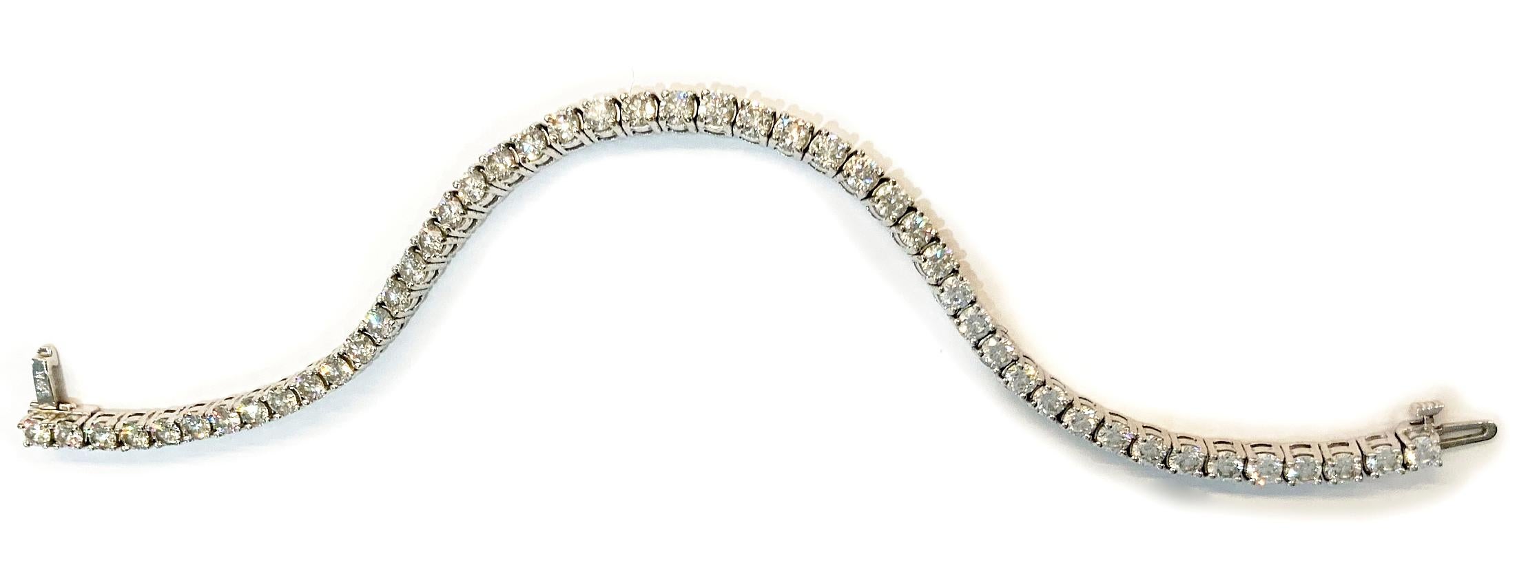 Dieses klassische und wunderschöne Tennisarmband aus Weißgold mit 47 funkelnden Diamanten im Brillantschliff ist für 8,20 Karat VS1 (feine Qualität) in der Farbe G ausgelegt. Dieses raffinierte Tennisarmband hält sicher am Handgelenk und ist daher