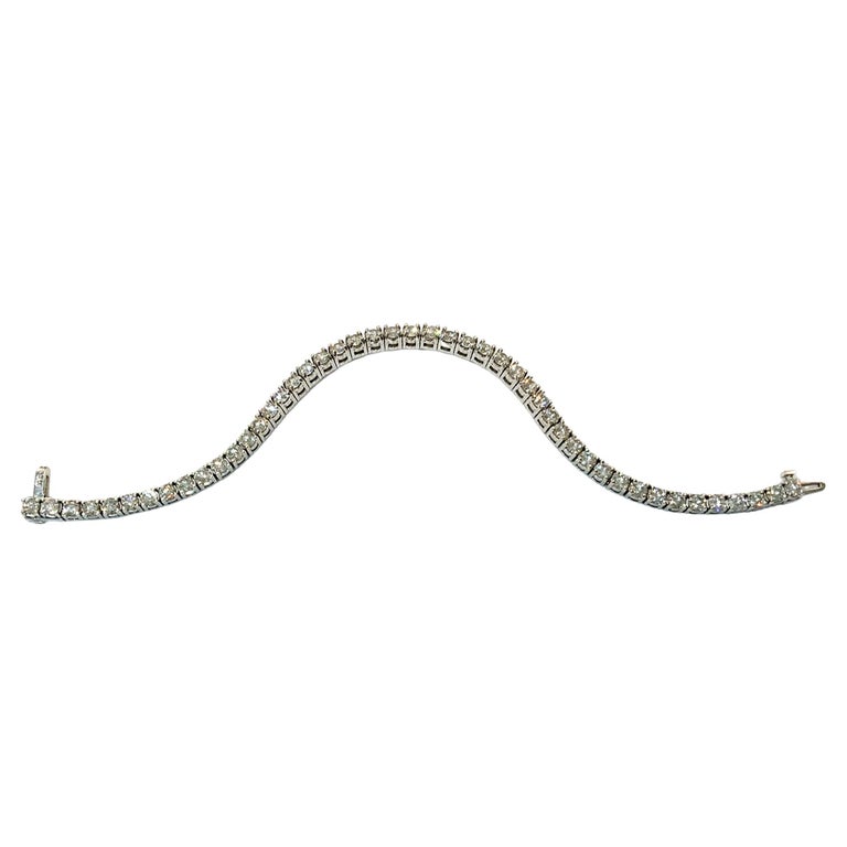 Contemporary 8.20 Carat Diamond VS2 White Gold Tennis Bracelet