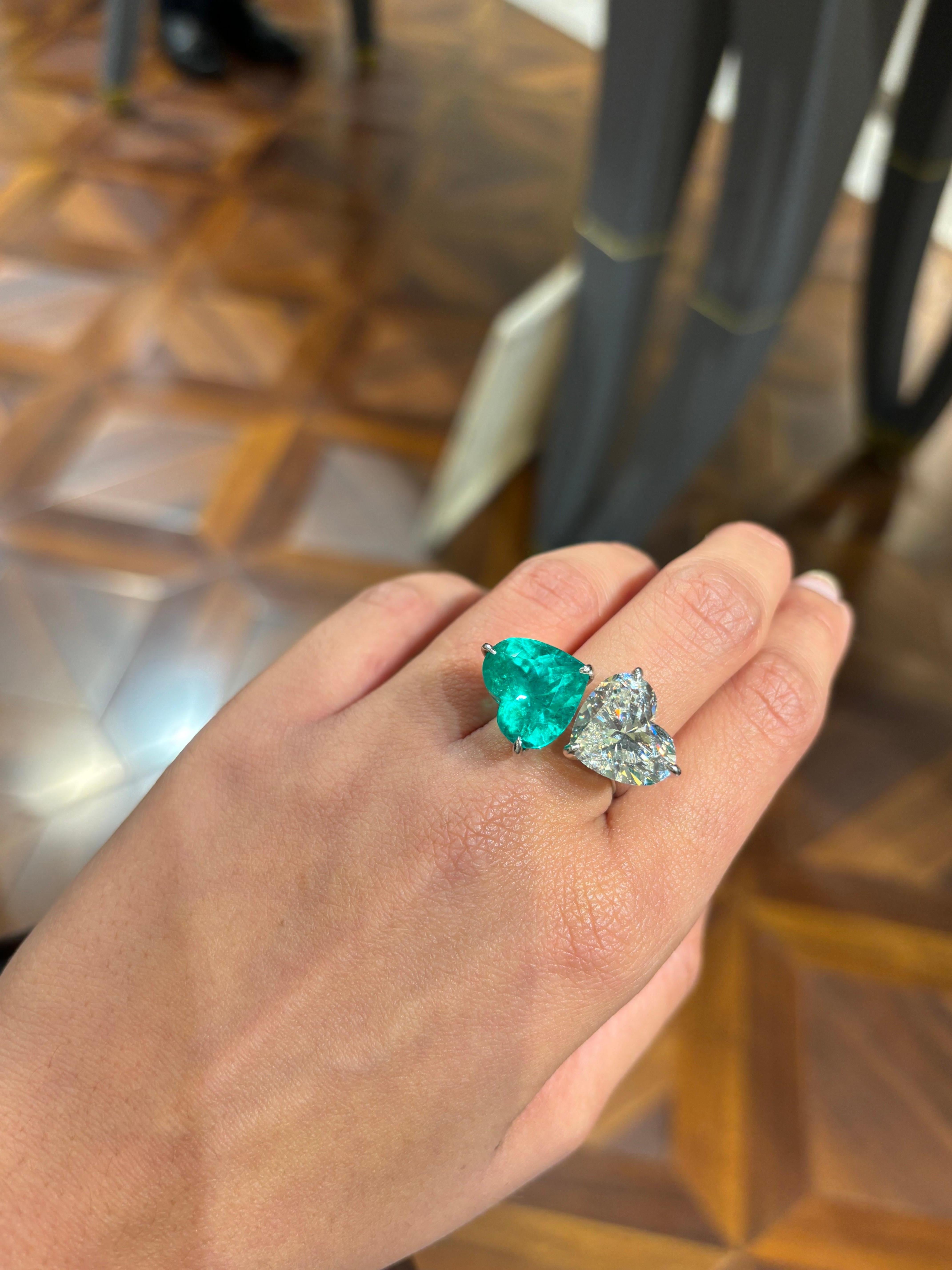 8.20 Carat Heart Shape Diamond and 9.92 Carat Emerald Toi et Moi Cocktail Ring In New Condition For Sale In Bangkok, Thailand