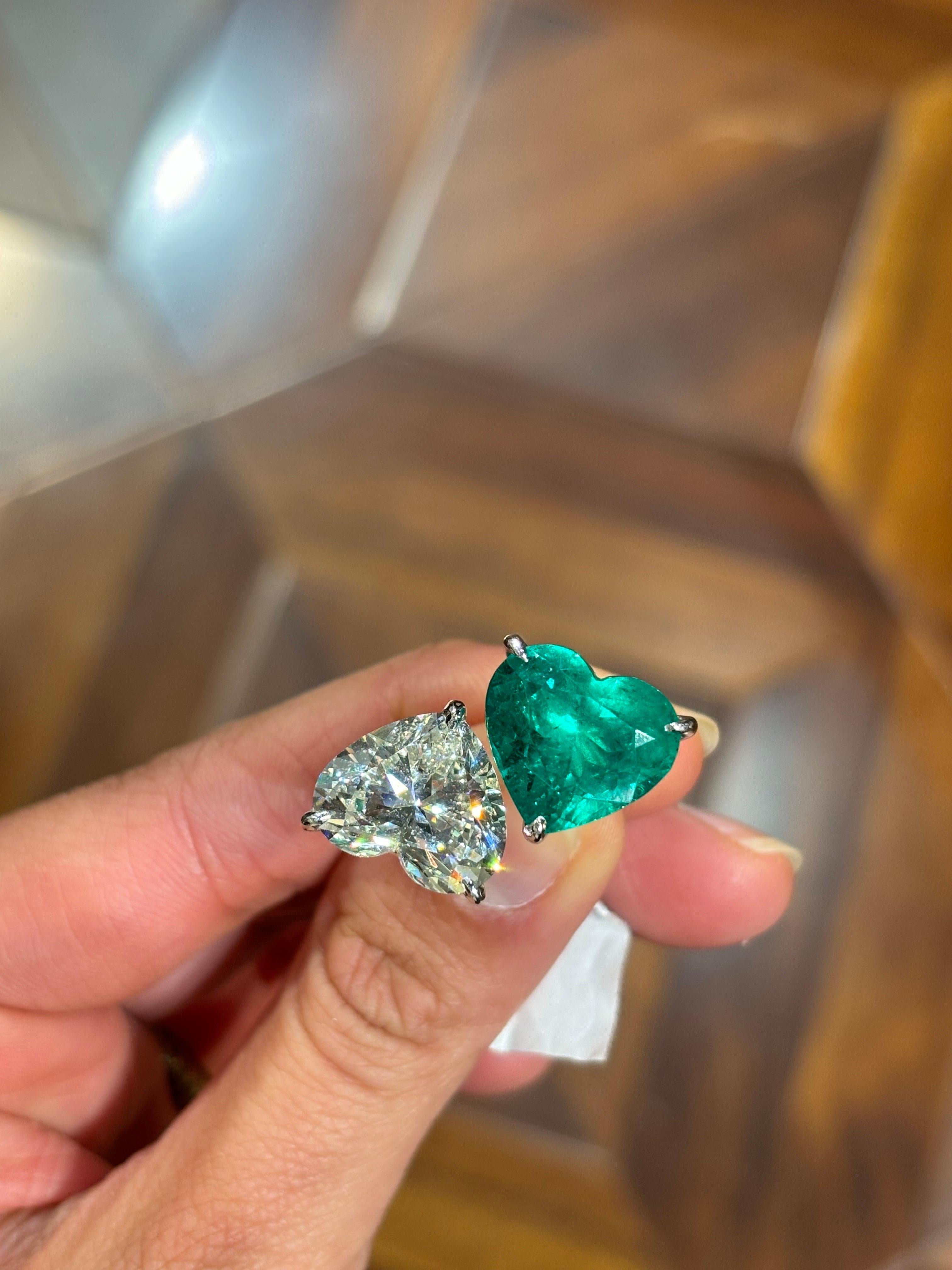 8.20 Carat Heart Shape Diamond and 9.92 Carat Emerald Toi et Moi Cocktail Ring For Sale 1