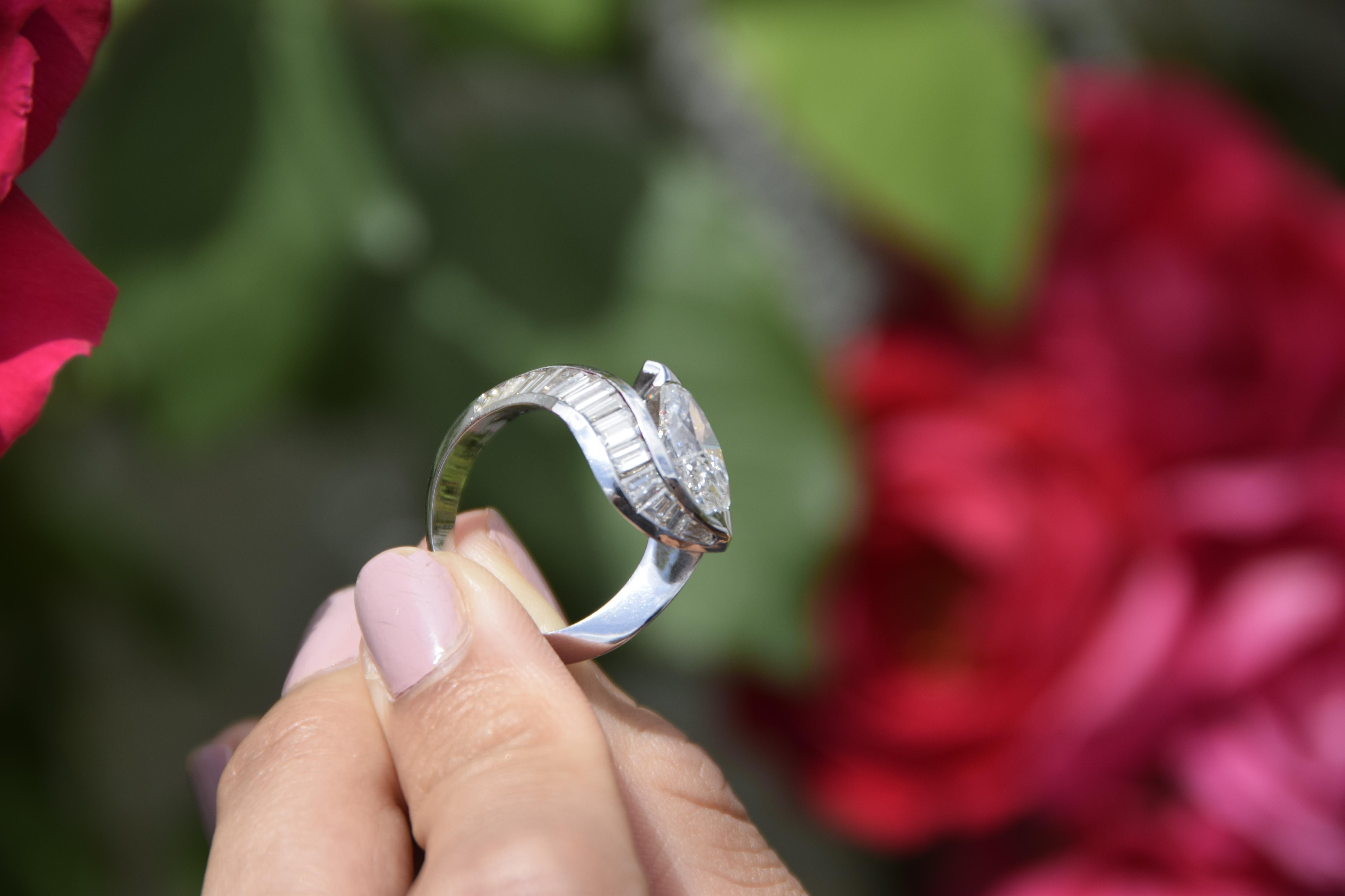 Gorgeous Marquise and Emerald cut Diamond Cocktail ring. The fabulous ring has been handmade in Italy.  

Mounted in 18 carats white gold and has 6 carats of very fine and pure emerald cut diamonds plus a 2.20 carats marquise diamond in the center.