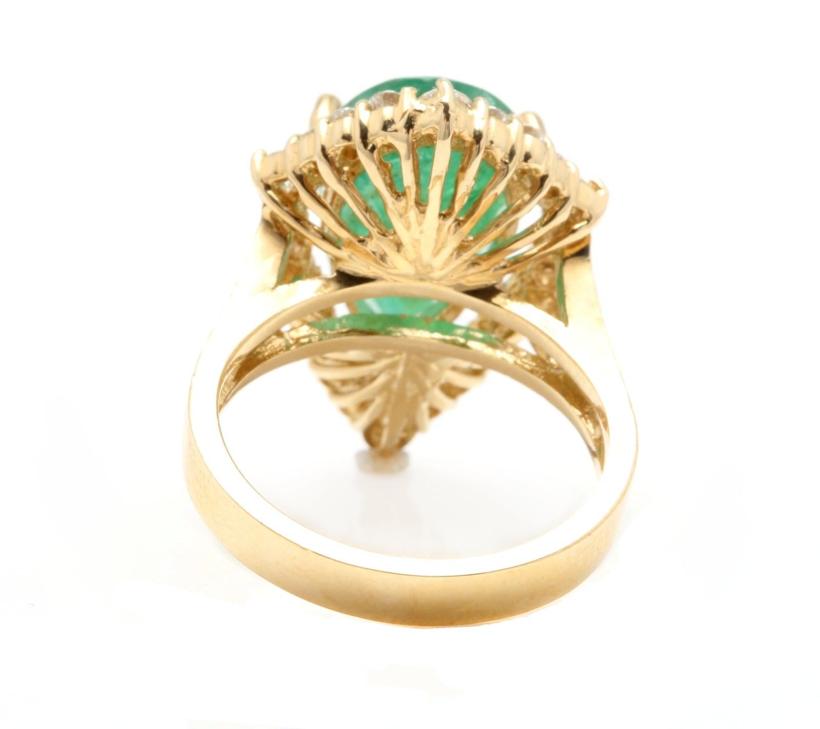 8.20 Carat Natural Emerald and Diamond 14 Karat Solid Yellow Gold Ring In New Condition For Sale In Los Angeles, CA