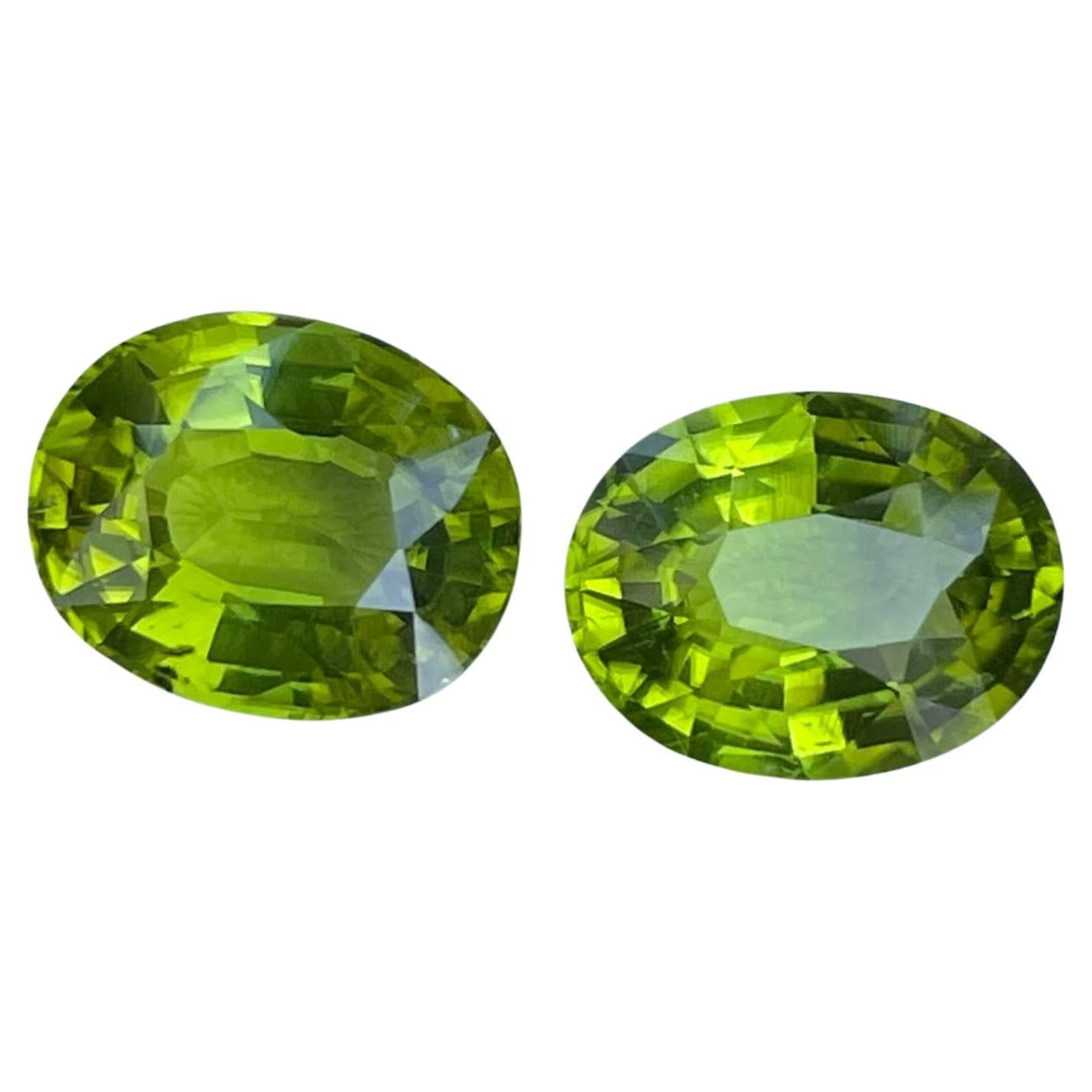 Paire de péridots verts non sertis de 8.20 carats, pierre précieuse naturelle pakistanaise de taille ovale fantaisie