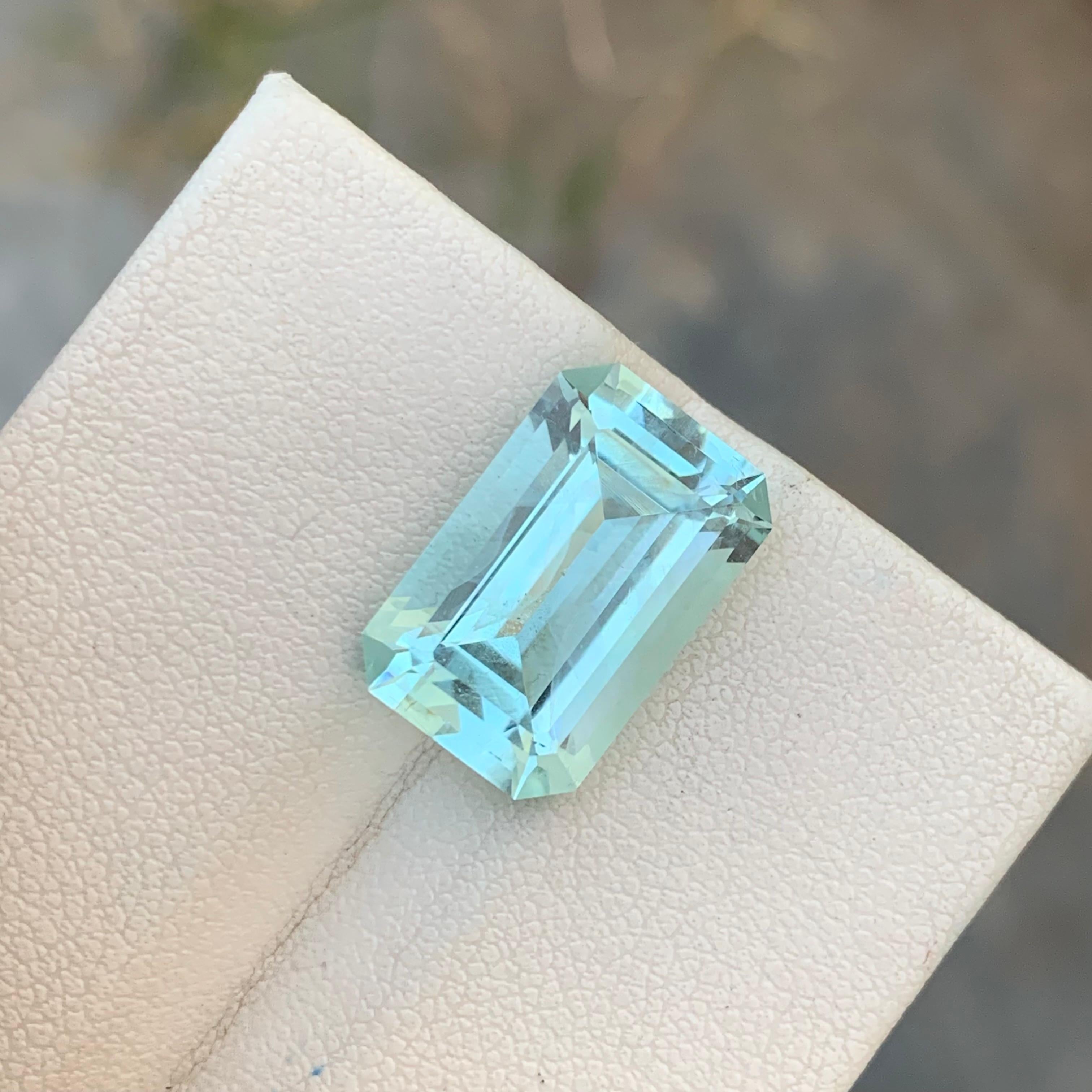 8.20 Carats Natural Loose Aquamarine Emerald Shape Gem For Necklace  For Sale 4
